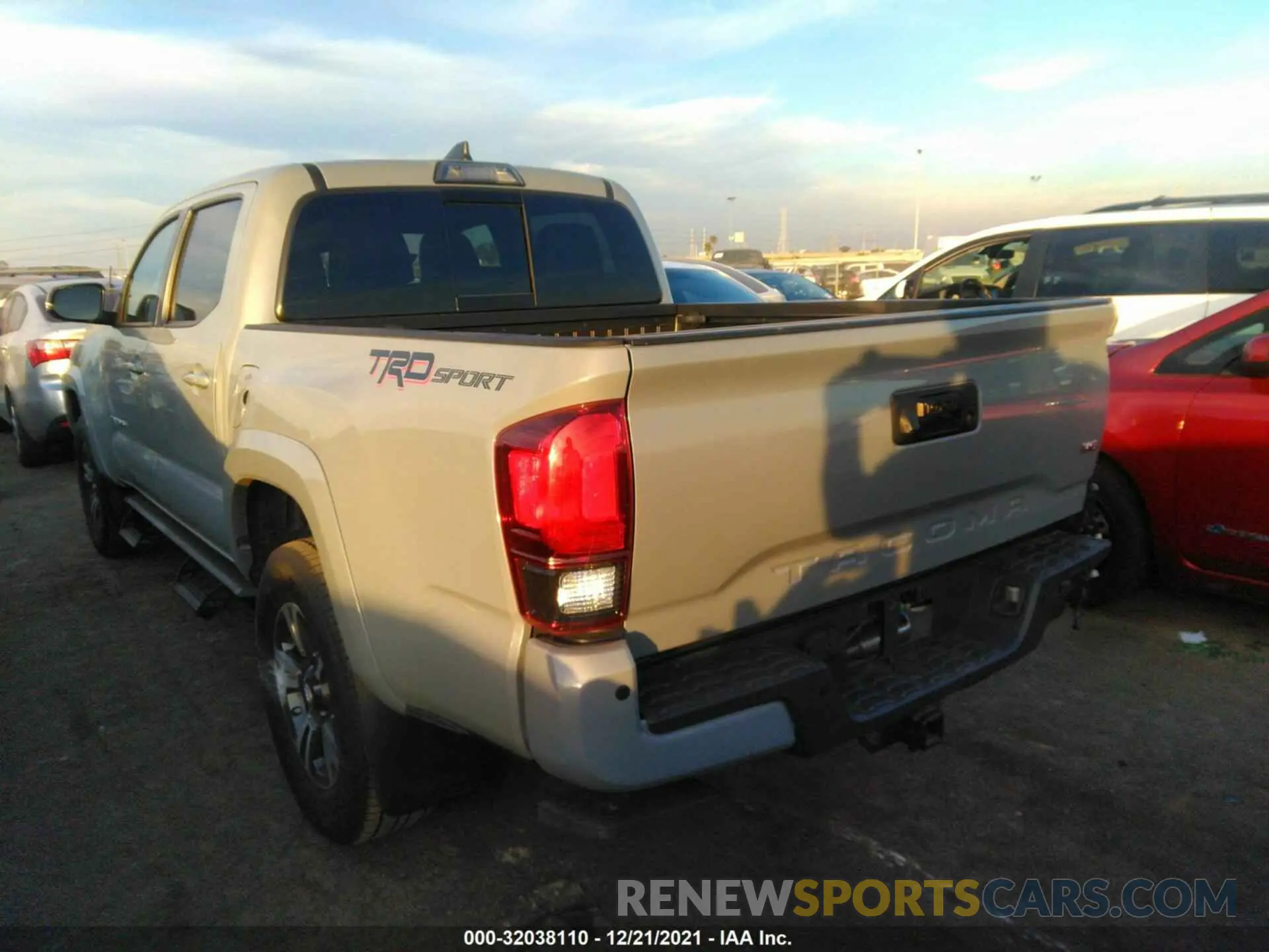 3 fotografías del automóvil dañado 3TMAZ5CN6KM107469 TOYOTA TACOMA 2WD 2019
