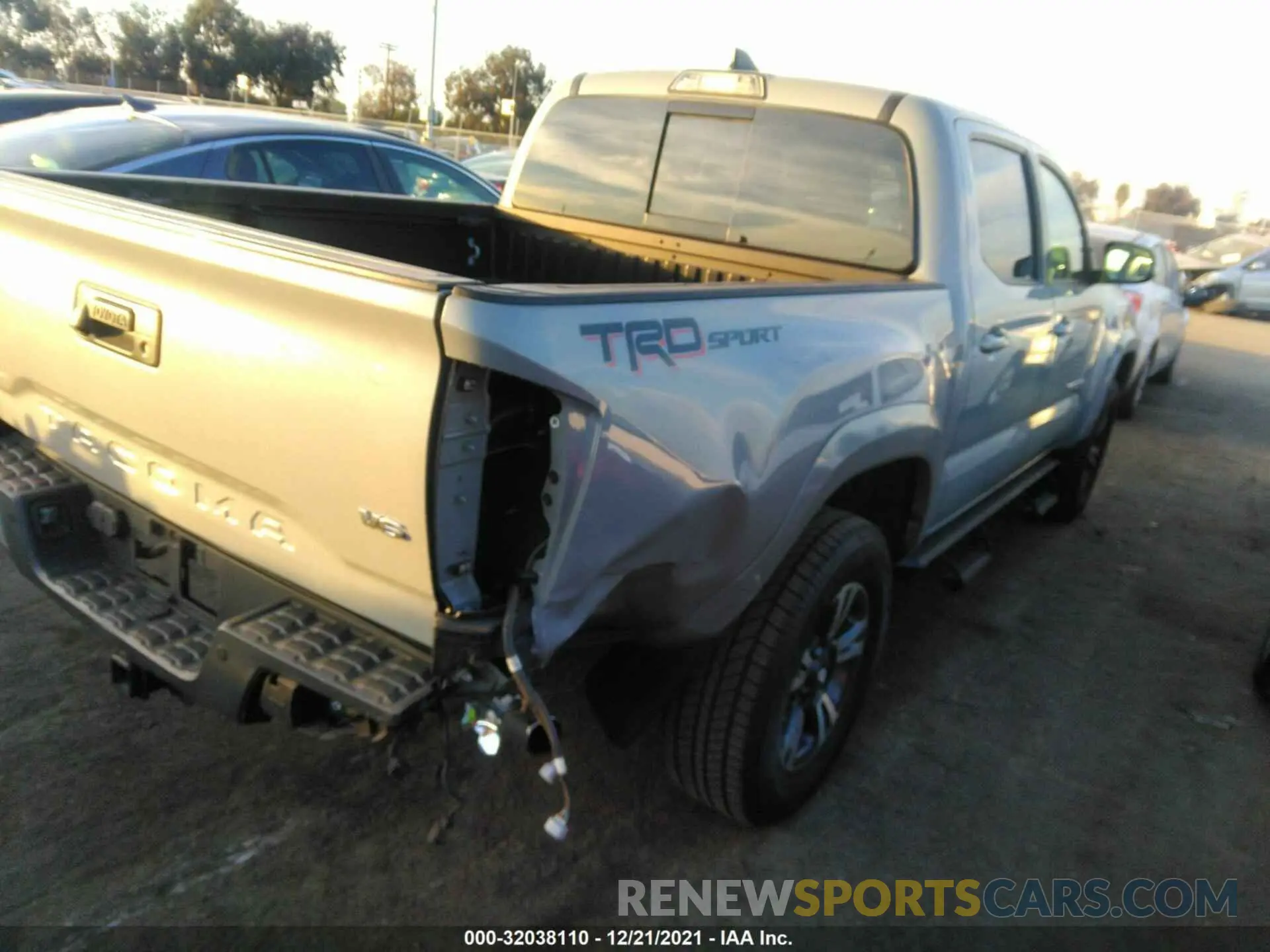 4 fotografías del automóvil dañado 3TMAZ5CN6KM107469 TOYOTA TACOMA 2WD 2019