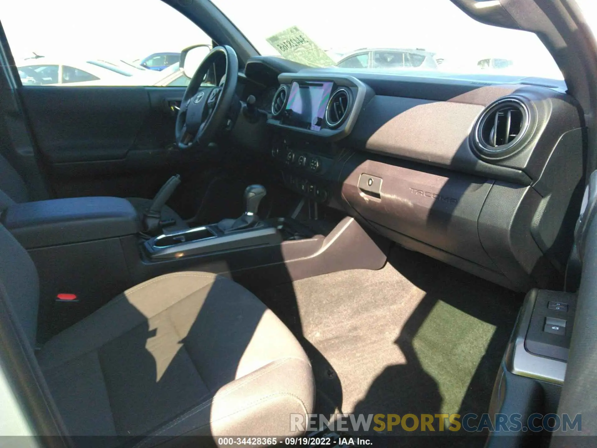 5 fotografías del automóvil dañado 3TMAZ5CNXKM098999 TOYOTA TACOMA 2WD 2019