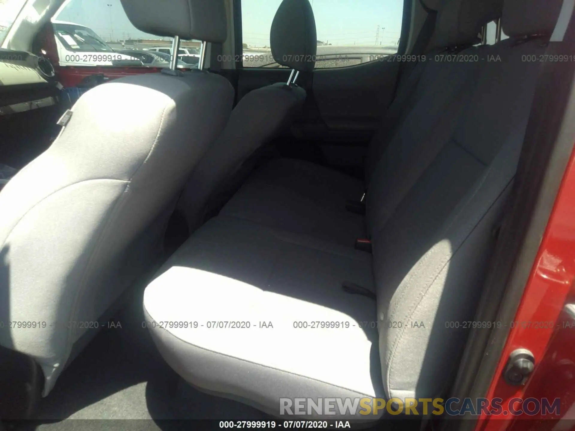 8 fotografías del automóvil dañado 5TFAX5GN3KX136809 TOYOTA TACOMA 2WD 2019
