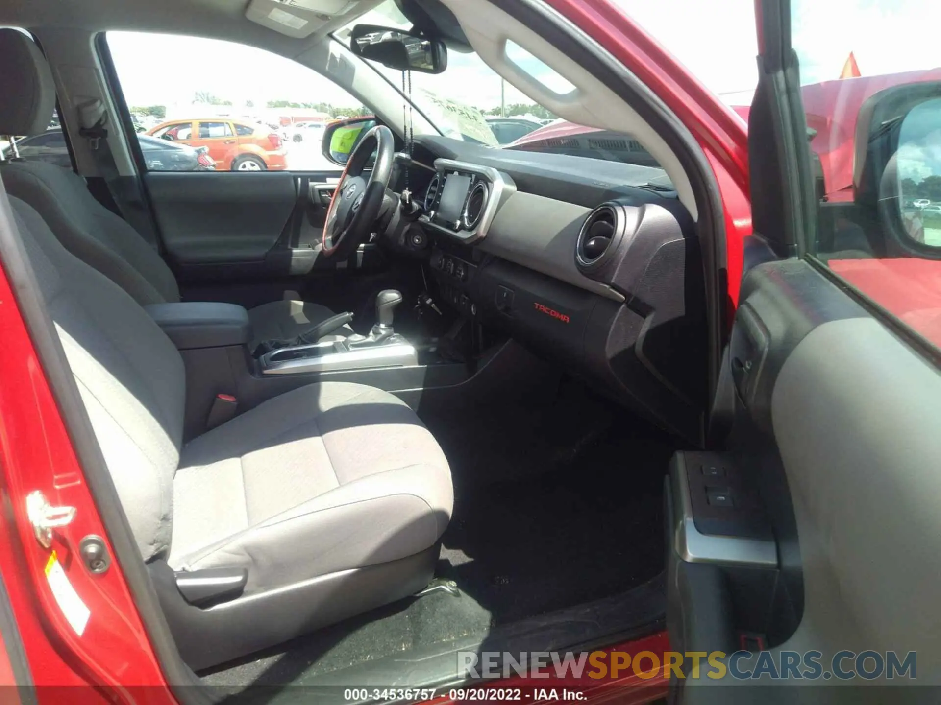 5 fotografías del automóvil dañado 3TMAZ5CN2LM130264 TOYOTA TACOMA 2WD 2020