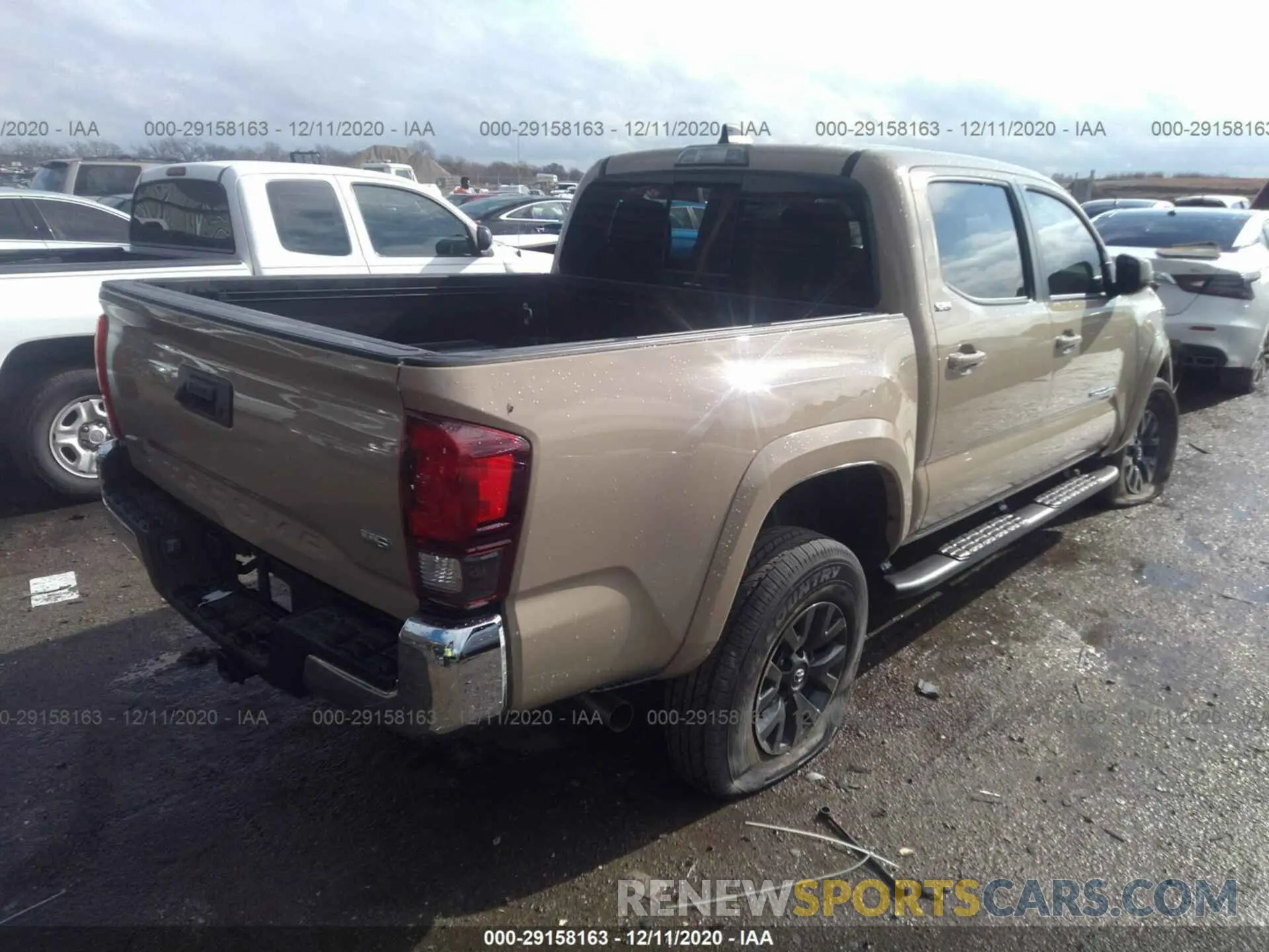 4 fotografías del automóvil dañado 5TFAZ5CN1LX093685 TOYOTA TACOMA 2WD 2020