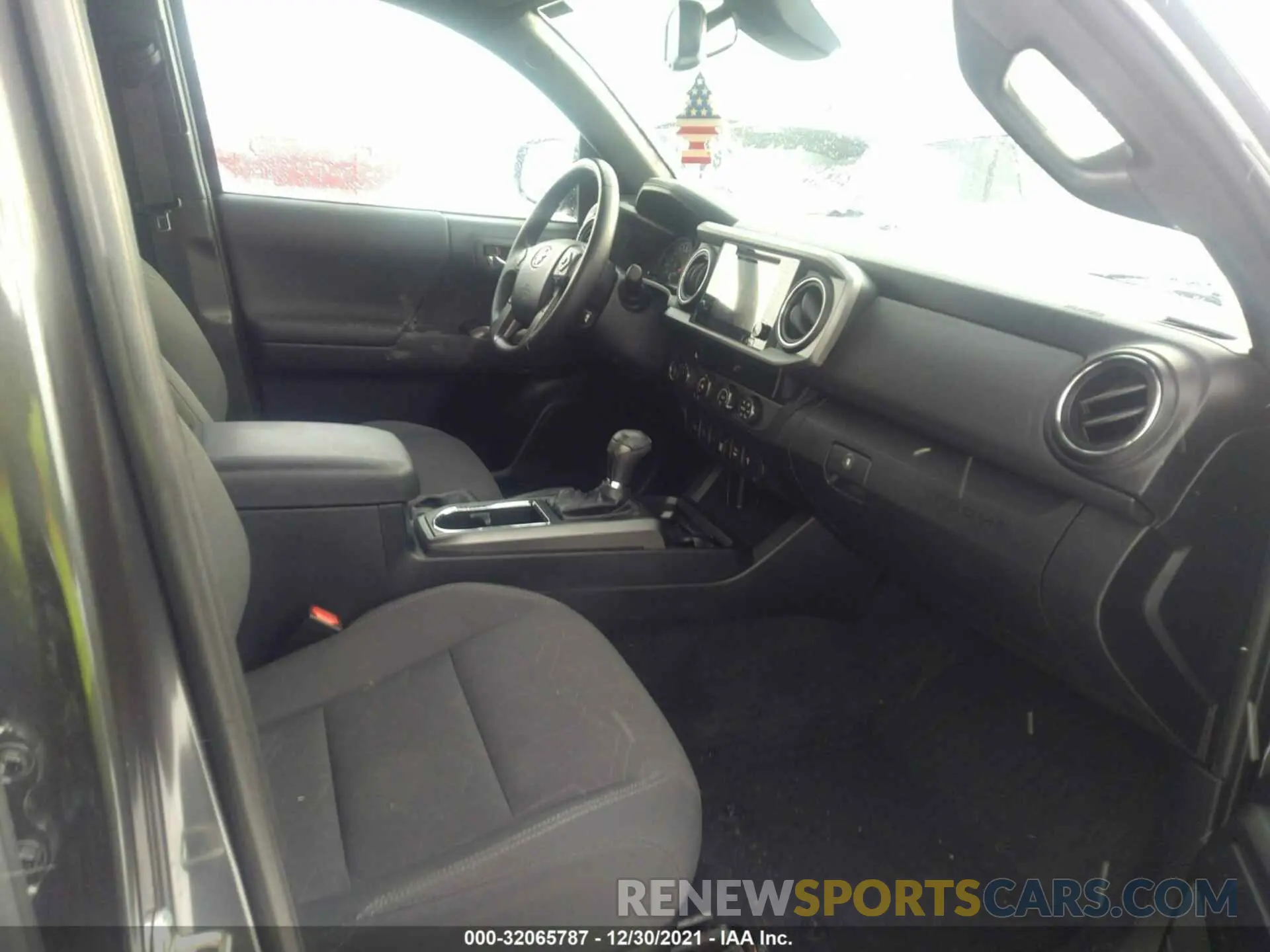 5 fotografías del automóvil dañado 3TMCZ5AN3KM220811 TOYOTA TACOMA 4WD 2019
