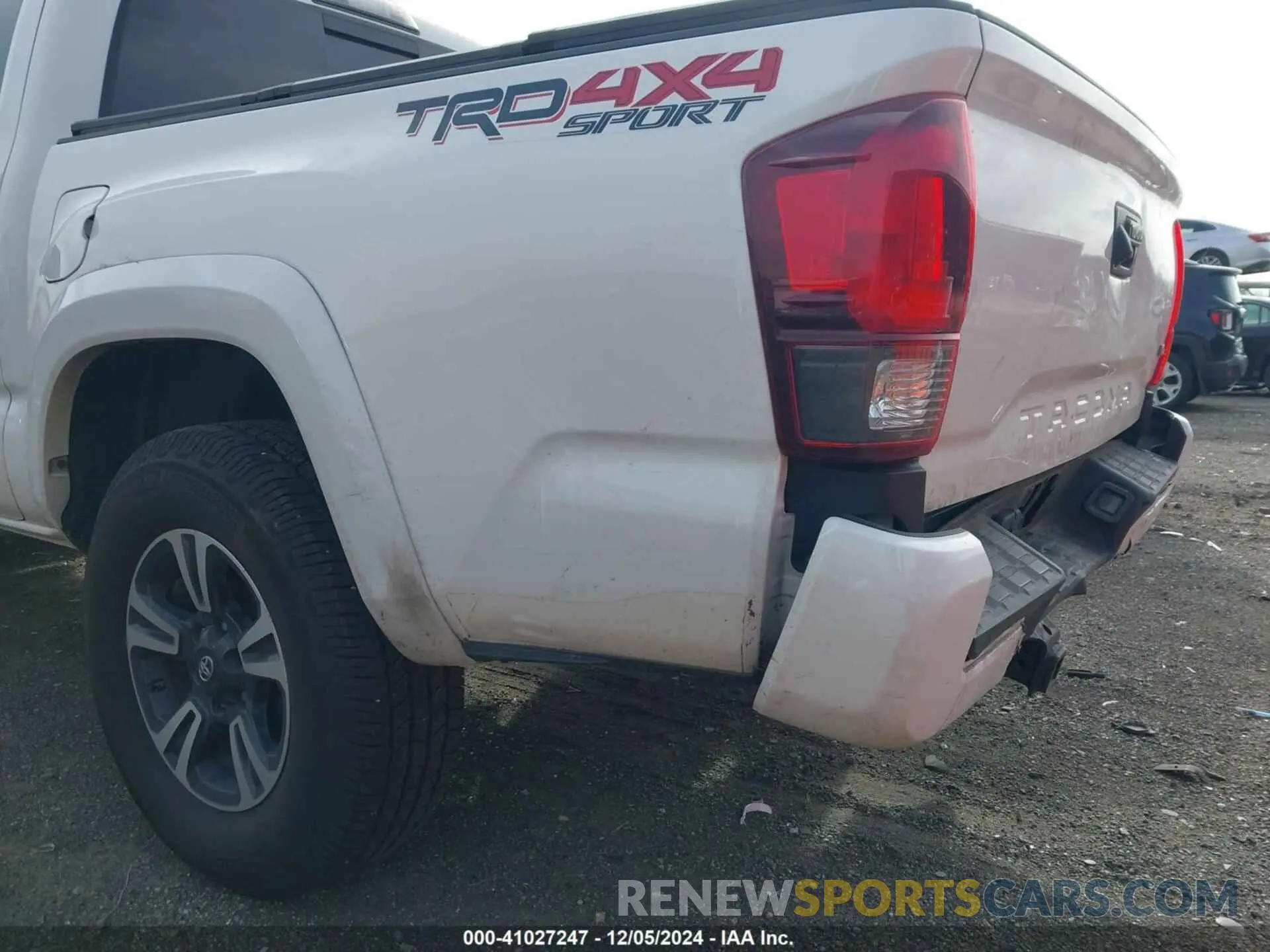 18 fotografías del automóvil dañado 3TMCZ5AN5KM210779 TOYOTA TACOMA 4WD 2019