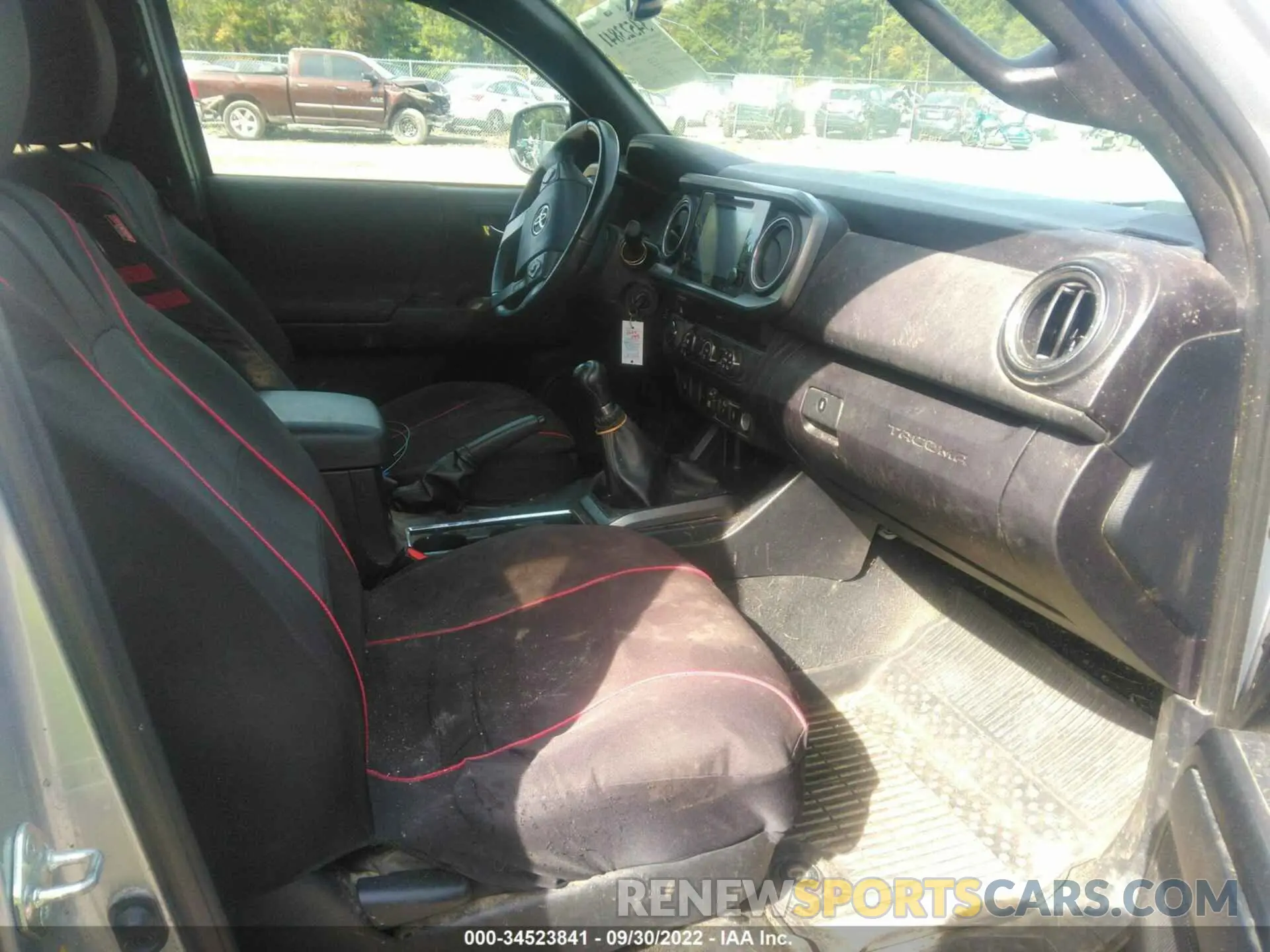 5 fotografías del automóvil dañado 5TFCZ5AN1KX175880 TOYOTA TACOMA 4WD 2019