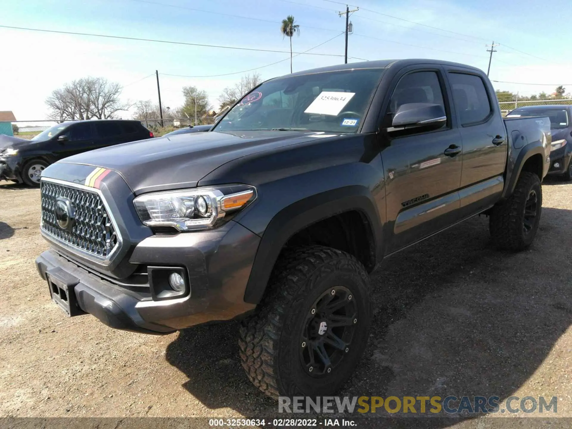 2 fotografías del automóvil dañado 5TFCZ5AN1KX209705 TOYOTA TACOMA 4WD 2019