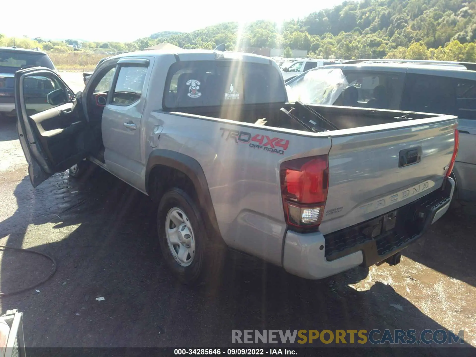 3 fotografías del automóvil dañado 5TFCZ5AN6KX191086 TOYOTA TACOMA 4WD 2019