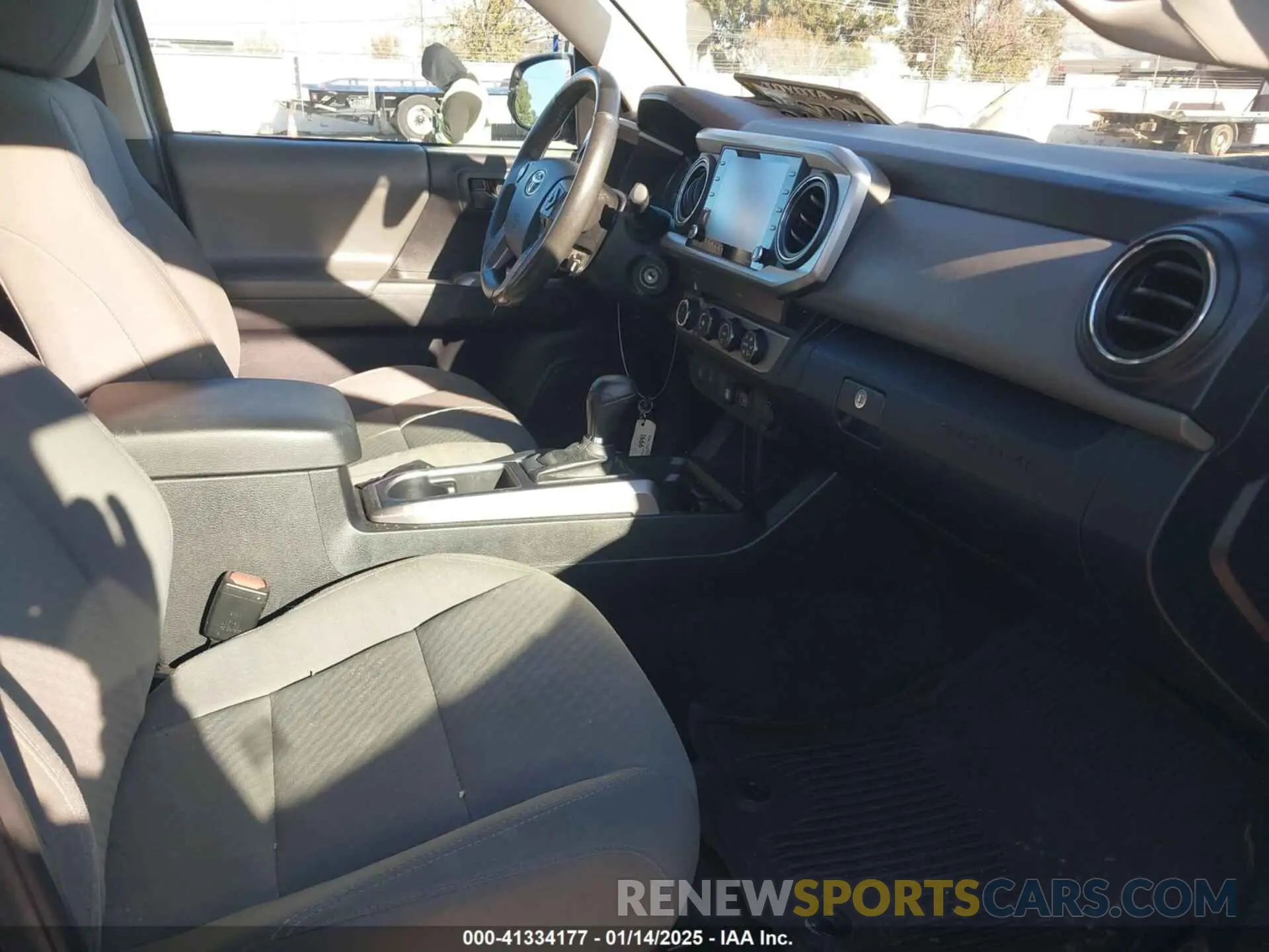 5 fotografías del automóvil dañado 3TMCZ5AN7LM329029 TOYOTA TACOMA 4WD 2020