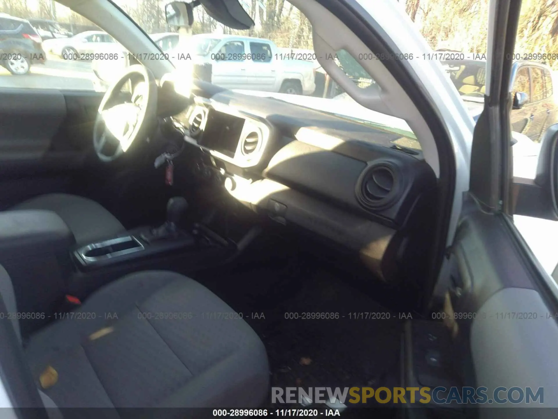 5 fotografías del automóvil dañado 5TFSZ5AN5LX212393 TOYOTA TACOMA 4WD 2020