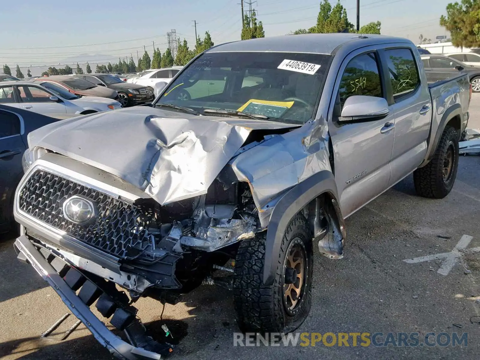 2 fotografías del automóvil dañado 3TMAZ5CN2KM089987 TOYOTA TACOMA DOU 2019