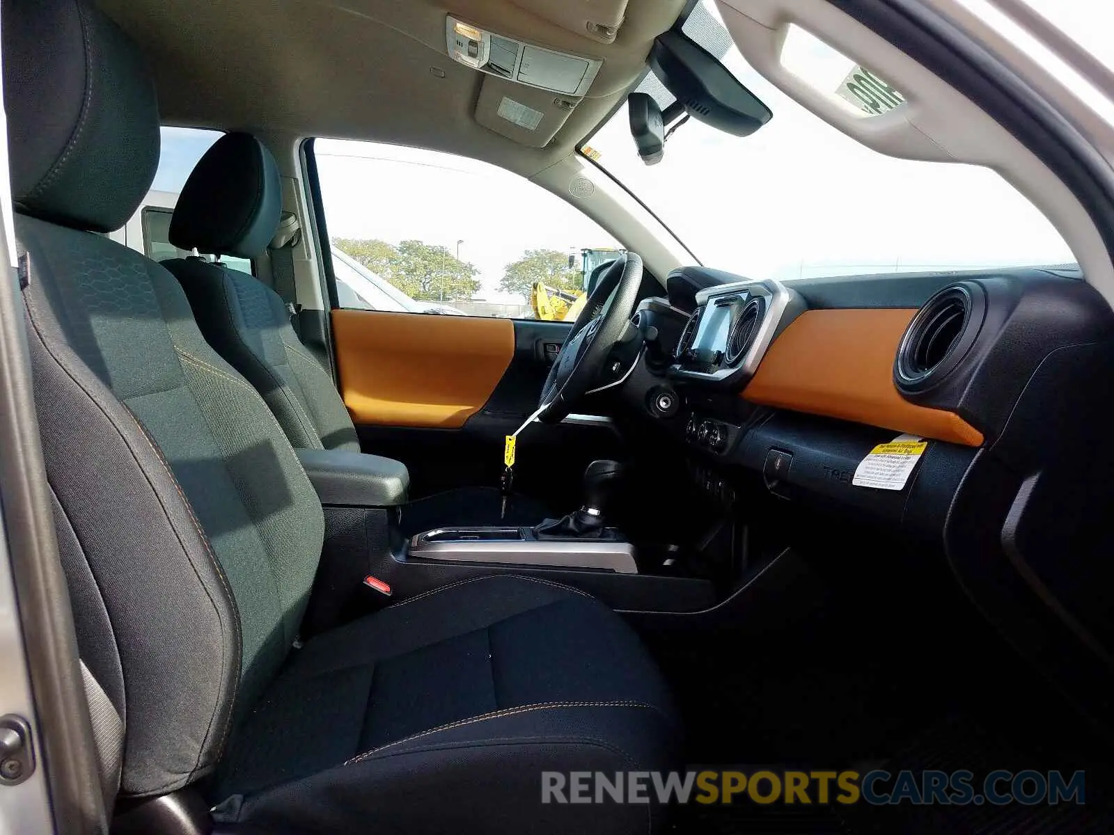 5 fotografías del automóvil dañado 3TMAZ5CN9KM106624 TOYOTA TACOMA DOU 2019