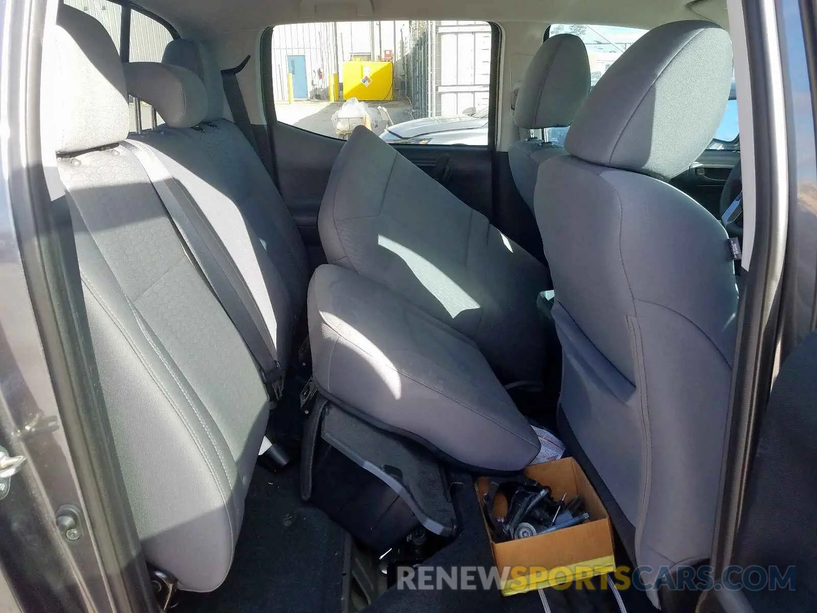 6 fotografías del automóvil dañado 5TFAZ5CN3KX078362 TOYOTA TACOMA DOU 2019