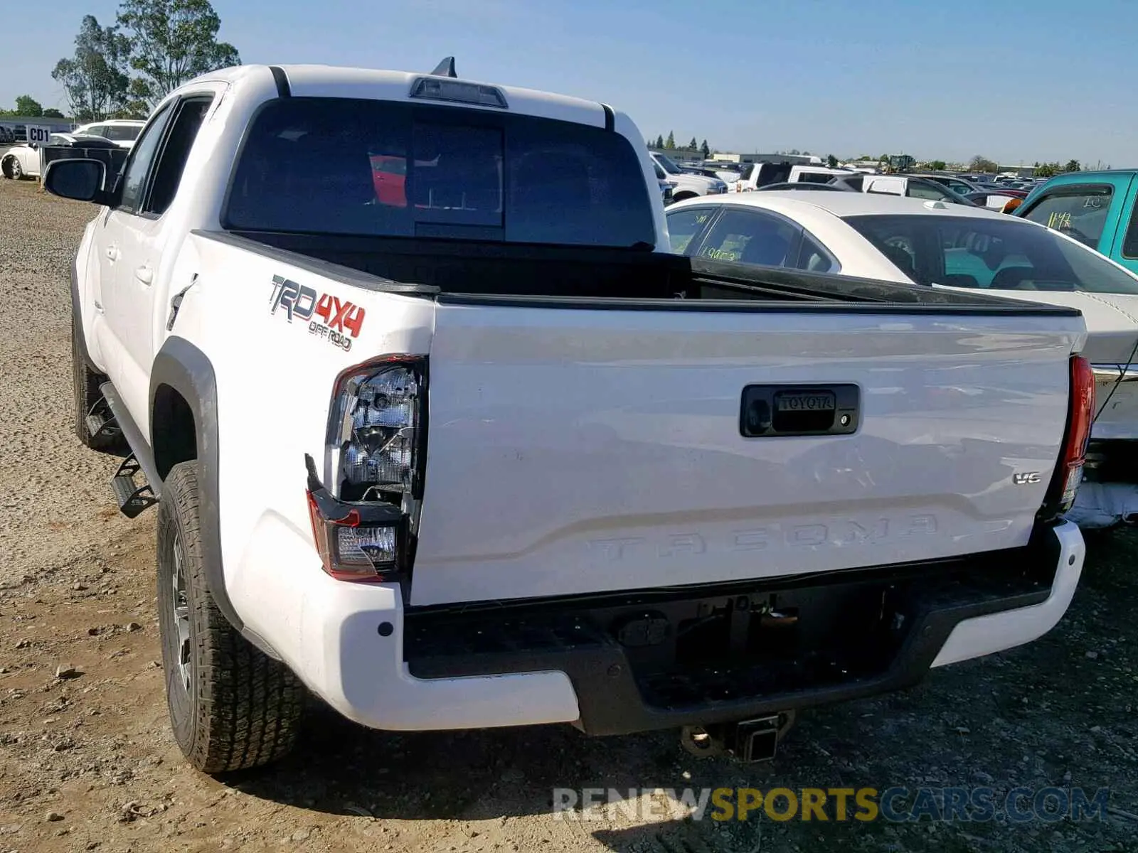 3 fotografías del automóvil dañado 5TFCZ5AN9KX188764 TOYOTA TACOMA DOU 2019