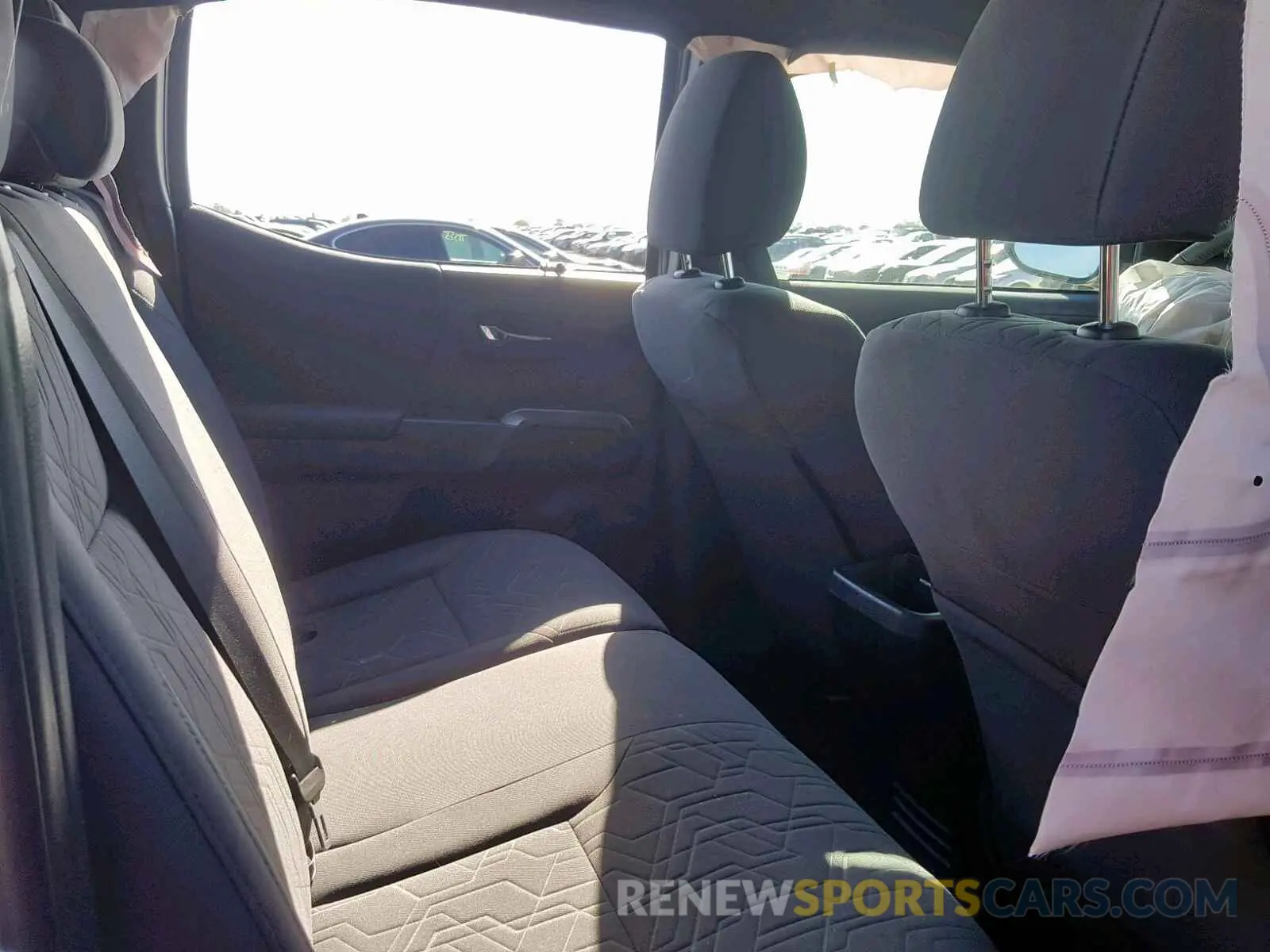 6 fotografías del automóvil dañado 5TFCZ5AN9KX188764 TOYOTA TACOMA DOU 2019