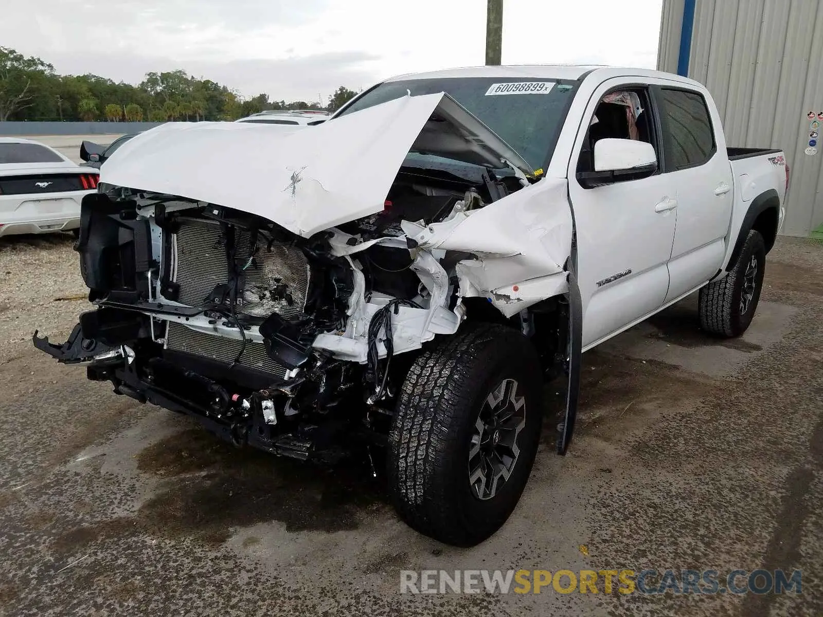 2 fotografías del automóvil dañado 5TFCZ5ANXKX169897 TOYOTA TACOMA DOU 2019