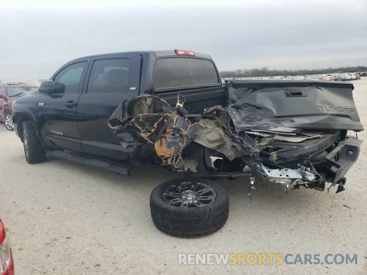 2 fotografías del automóvil dañado 5TFDW5F10KX796367 TOYOTA TUNDRA 2019