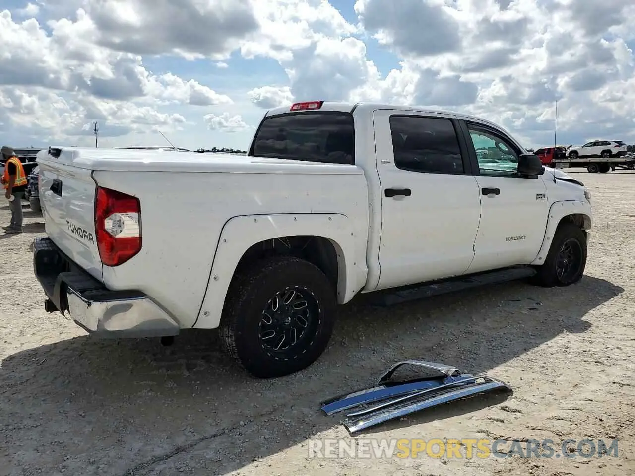 3 fotografías del automóvil dañado 5TFDW5F19KX840494 TOYOTA TUNDRA 2019
