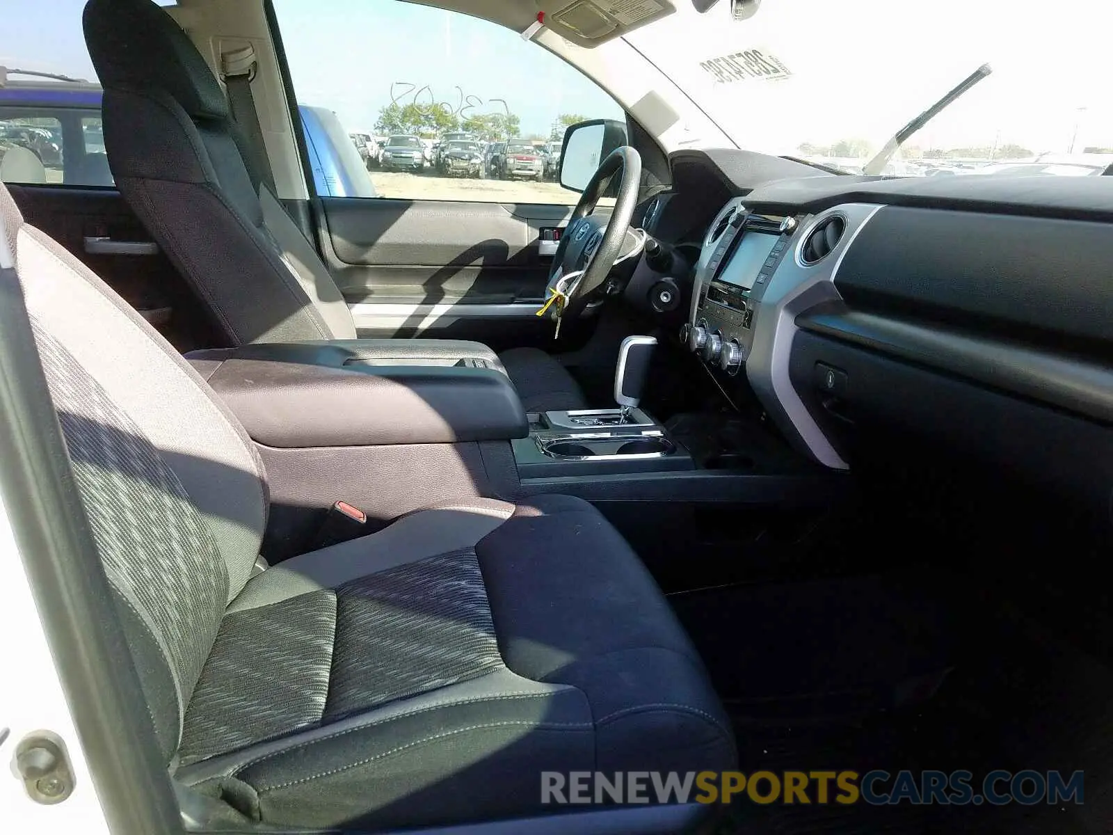 5 fotografías del automóvil dañado 5TFDW5F1XKX827155 TOYOTA TUNDRA 2019