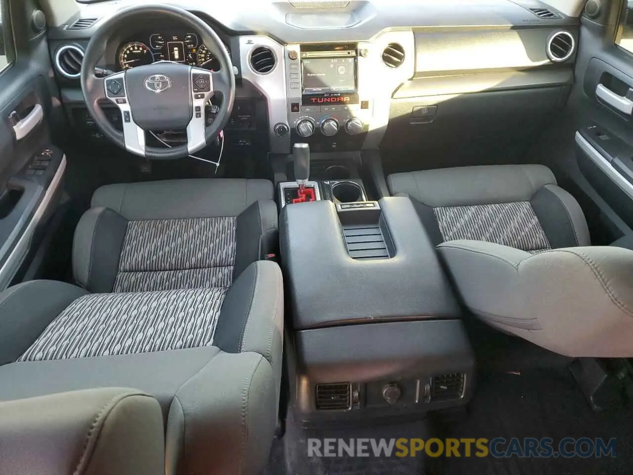 8 fotografías del automóvil dañado 5TFDY5F13KX834247 TOYOTA TUNDRA 2019