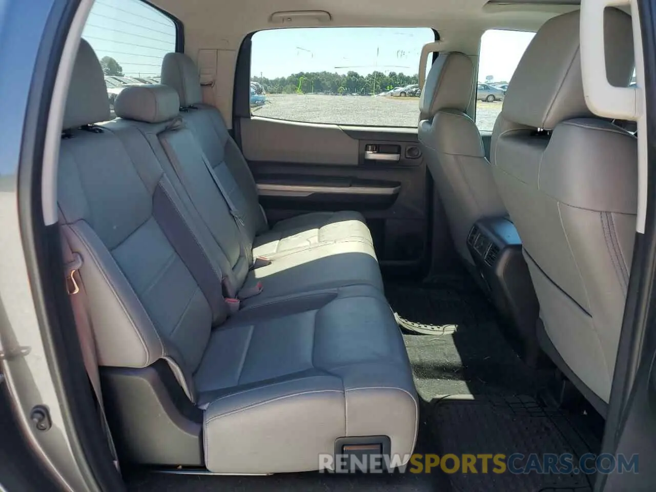 10 fotografías del automóvil dañado 5TFFY5F16KX250451 TOYOTA TUNDRA 2019