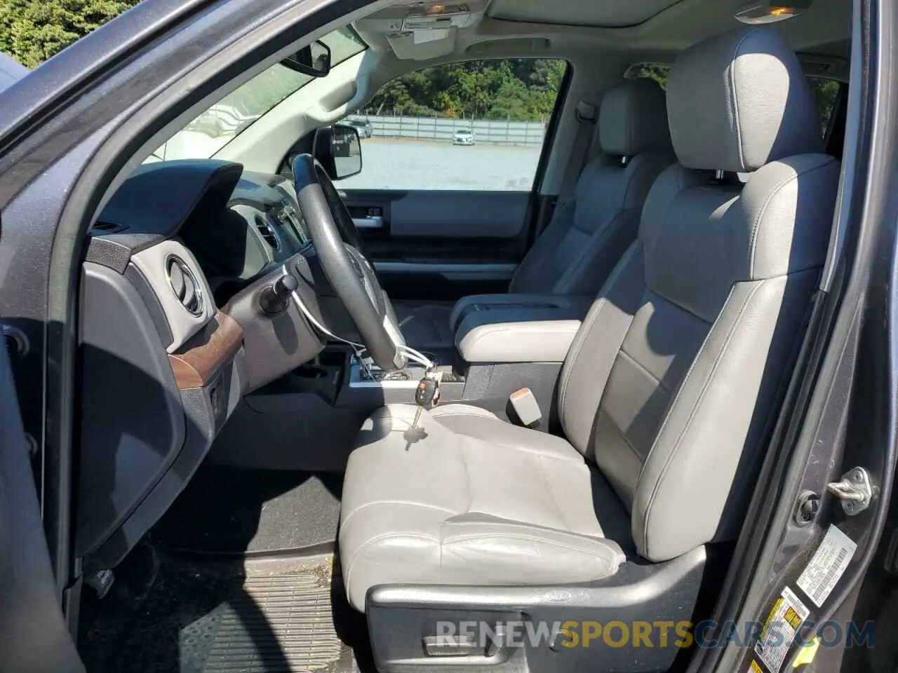 7 fotografías del automóvil dañado 5TFFY5F16KX250451 TOYOTA TUNDRA 2019