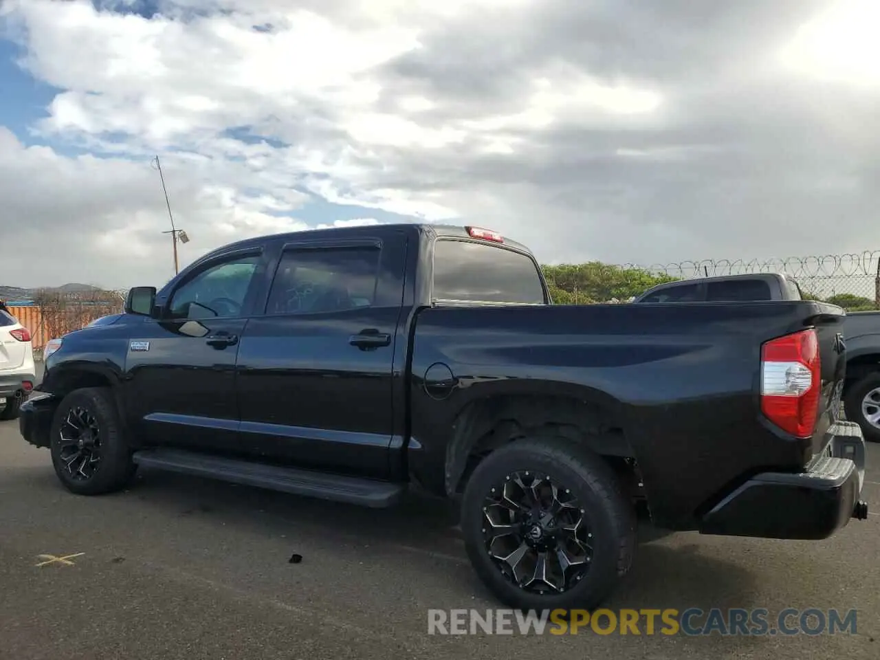 2 fotografías del automóvil dañado 5TFGY5F18KX249757 TOYOTA TUNDRA 2019