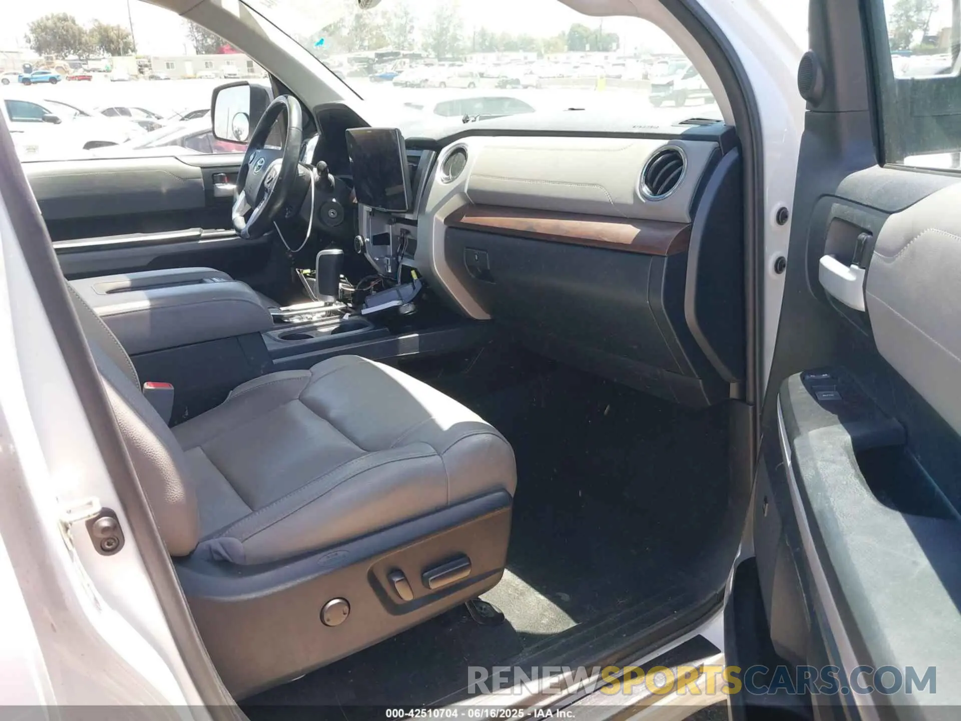 5 fotografías del automóvil dañado 5TFHY5F10KX850374 TOYOTA TUNDRA 2019