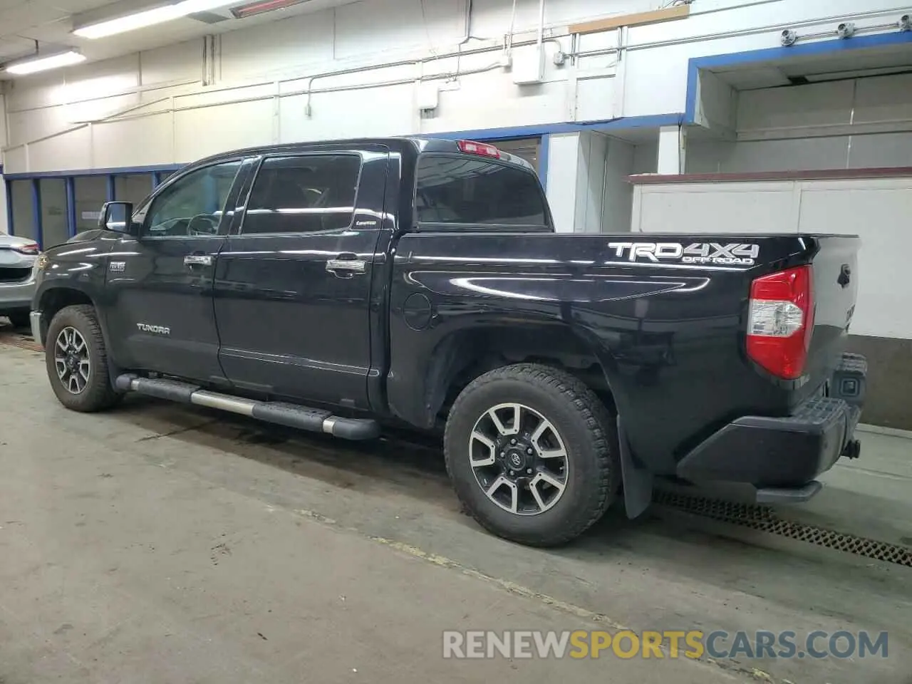 2 fotografías del automóvil dañado 5TFHY5F19KX800847 TOYOTA TUNDRA 2019