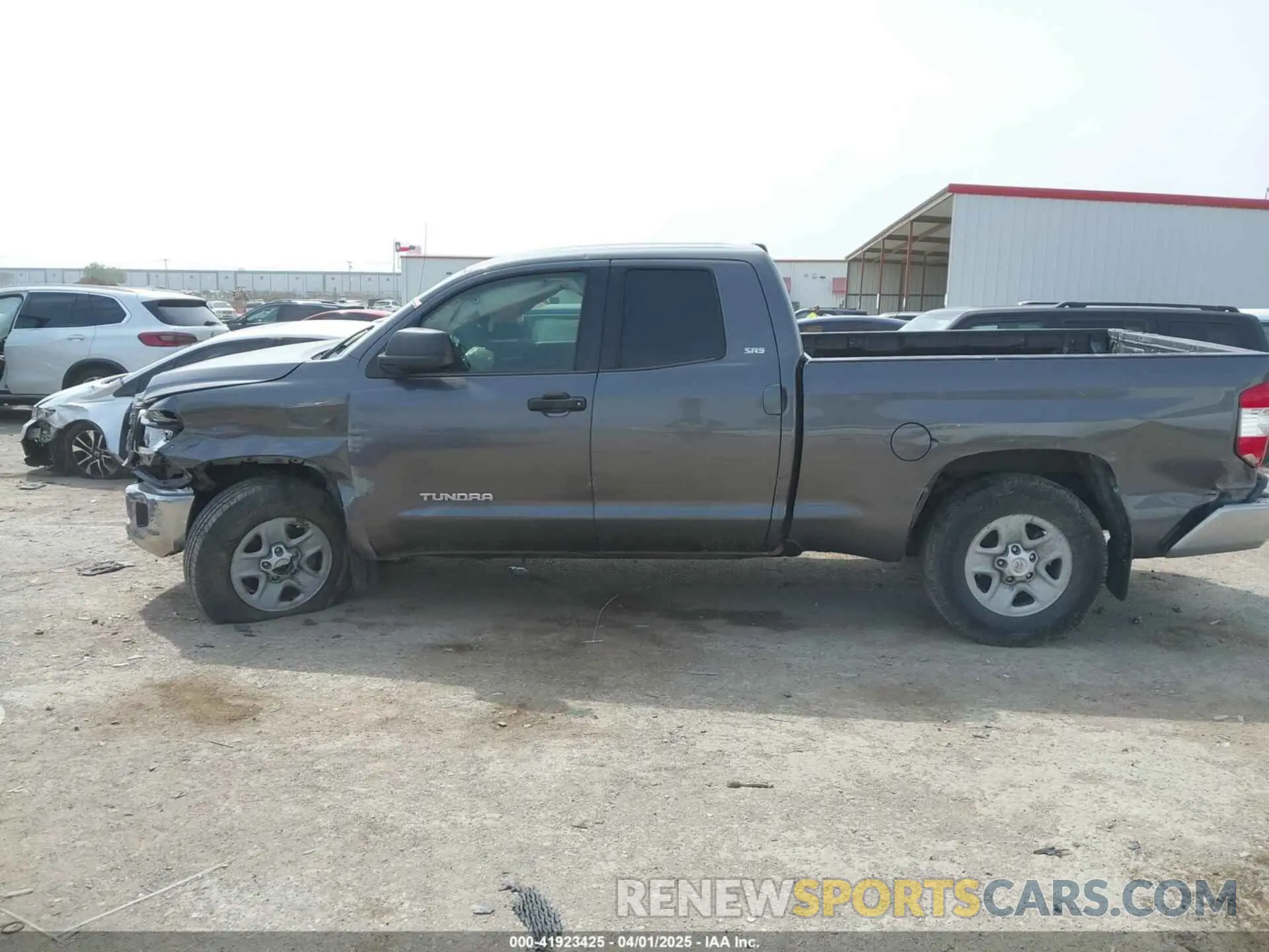 14 fotografías del automóvil dañado 5TFRM5F11KX135202 TOYOTA TUNDRA 2019