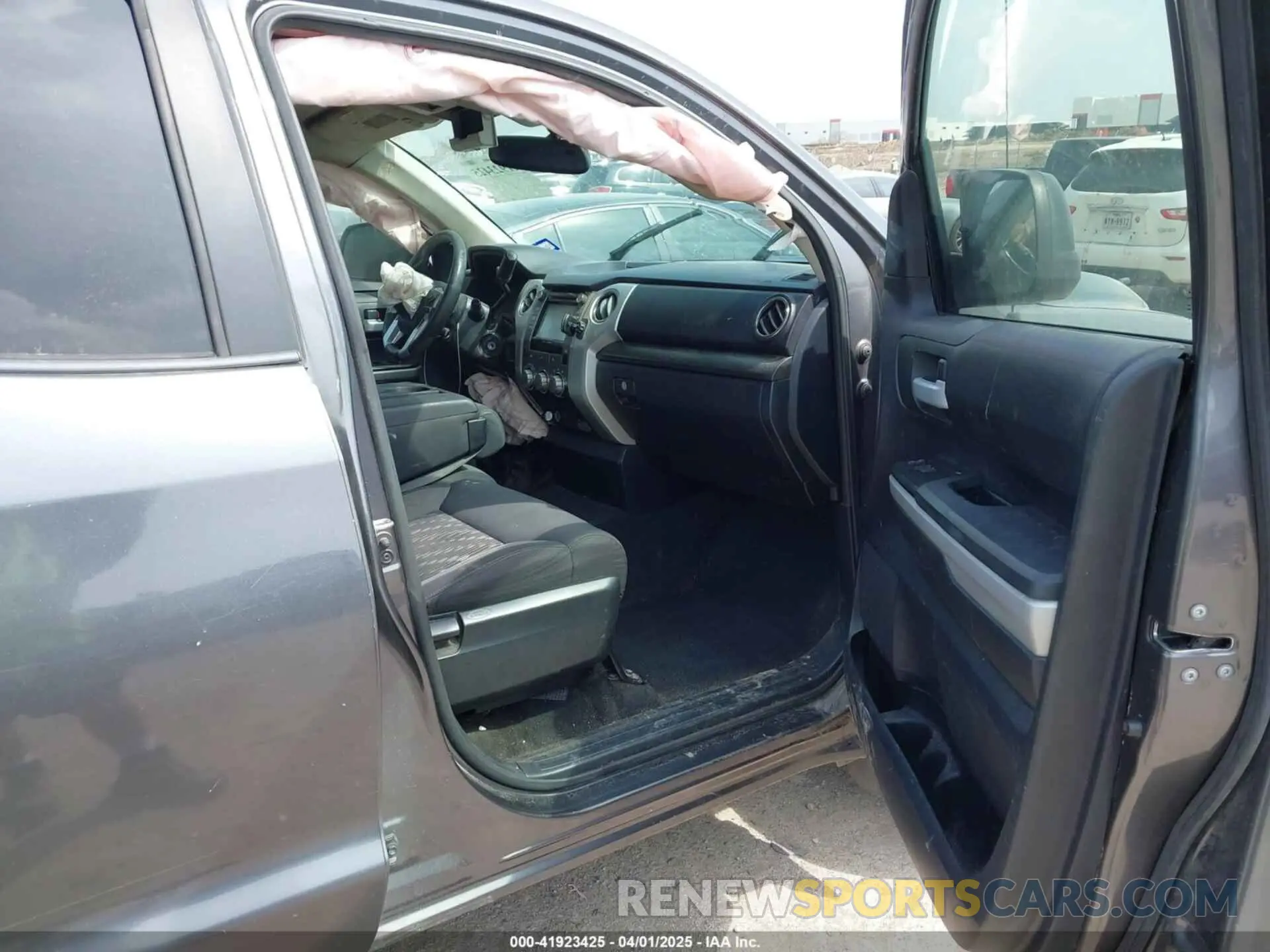 5 fotografías del automóvil dañado 5TFRM5F11KX135202 TOYOTA TUNDRA 2019