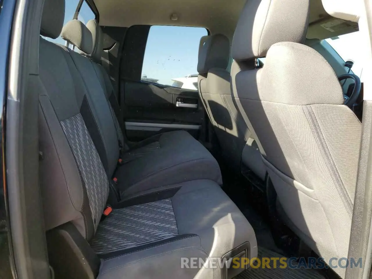 10 fotografías del automóvil dañado 5TFRM5F11KX136995 TOYOTA TUNDRA 2019