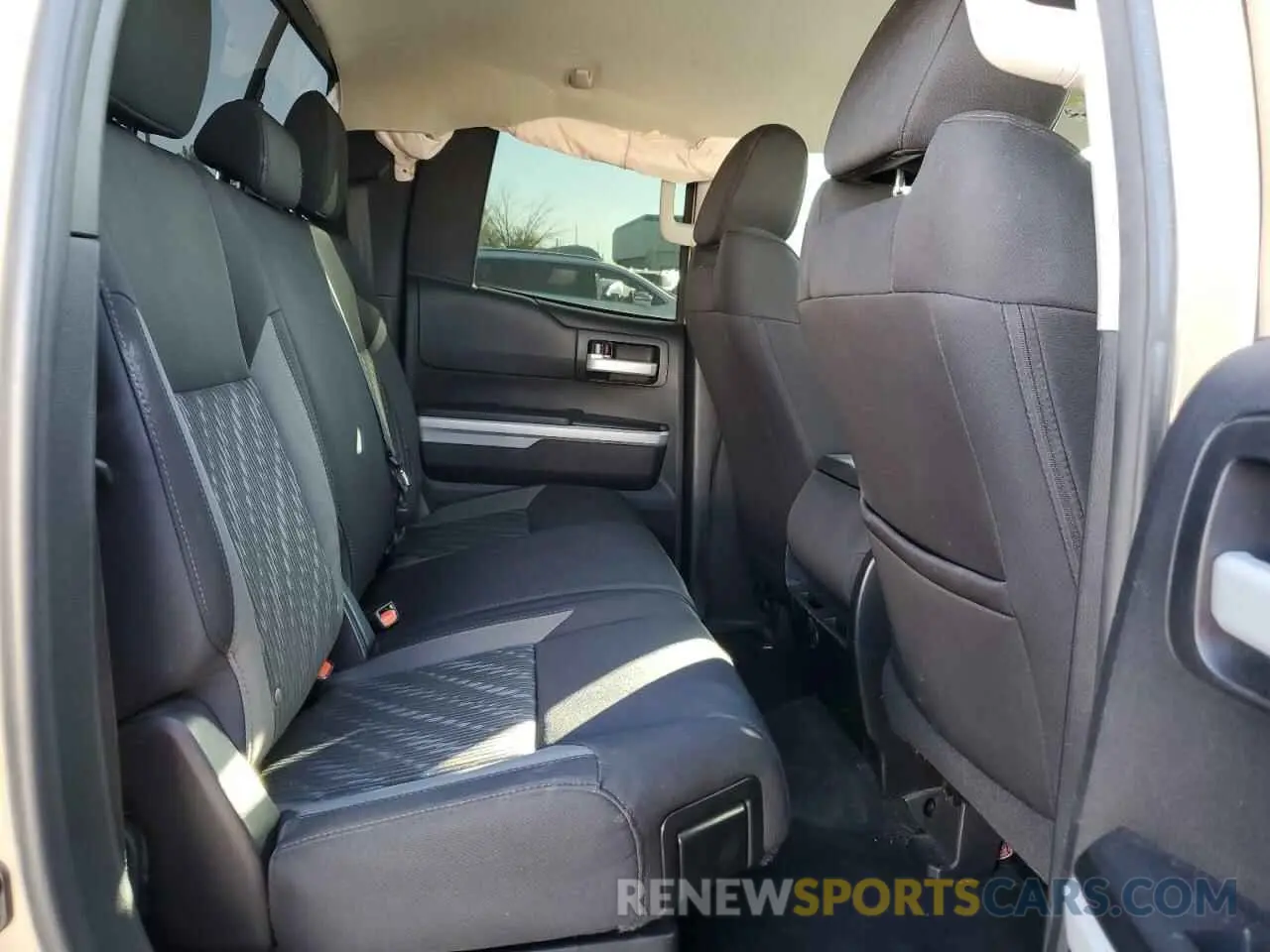 10 fotografías del automóvil dañado 5TFRM5F13KX139025 TOYOTA TUNDRA 2019