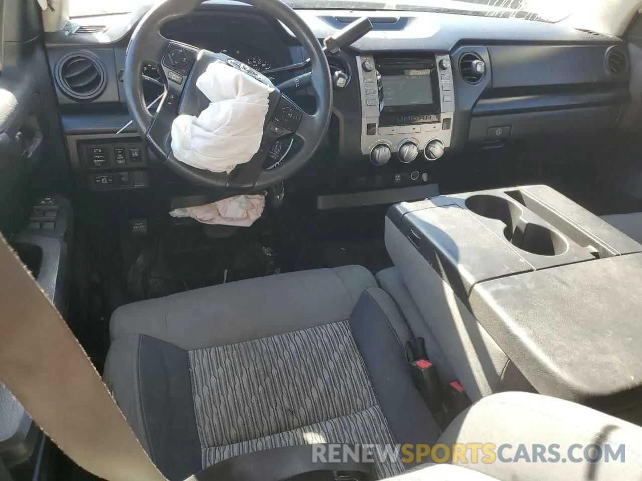 8 fotografías del automóvil dañado 5TFRM5F16KX144493 TOYOTA TUNDRA 2019