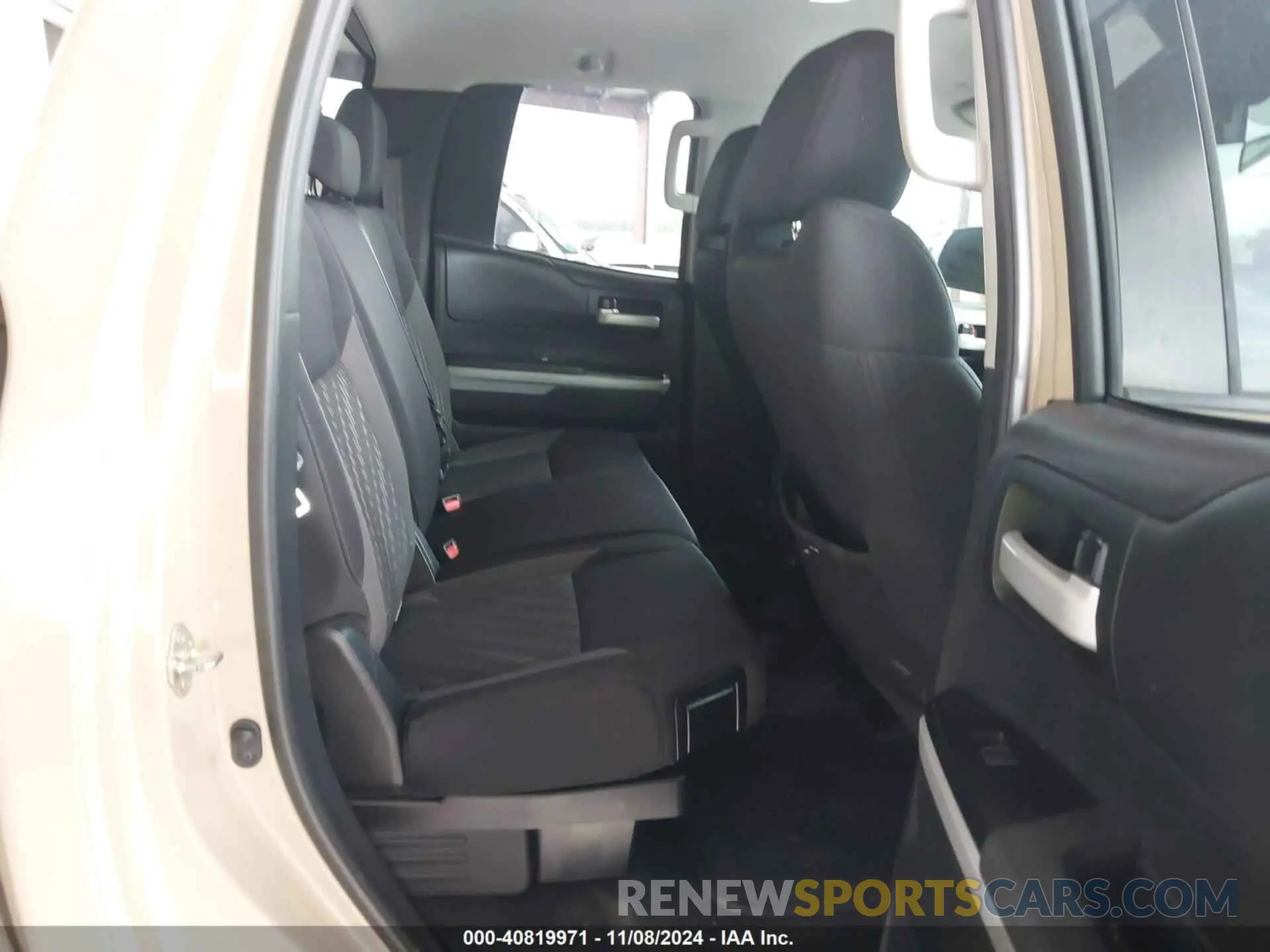 8 fotografías del automóvil dañado 5TFRM5F17KX142350 TOYOTA TUNDRA 2019