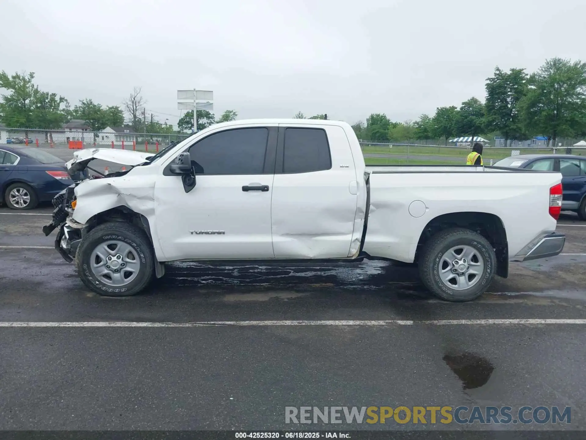 14 fotografías del automóvil dañado 5TFUM5F17KX080961 TOYOTA TUNDRA 2019