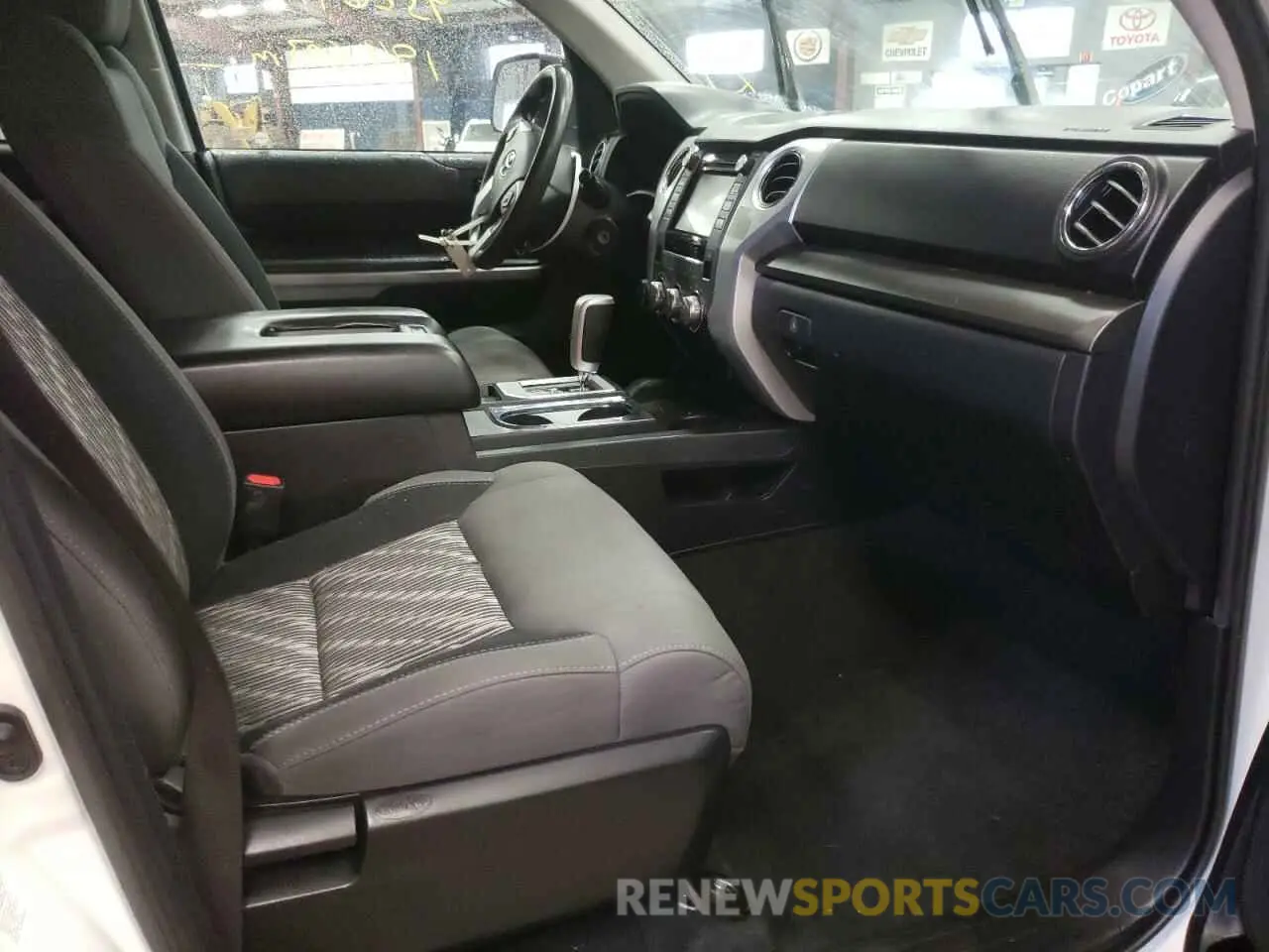 5 fotografías del automóvil dañado 5TFUW5F13KX831340 TOYOTA TUNDRA 2019