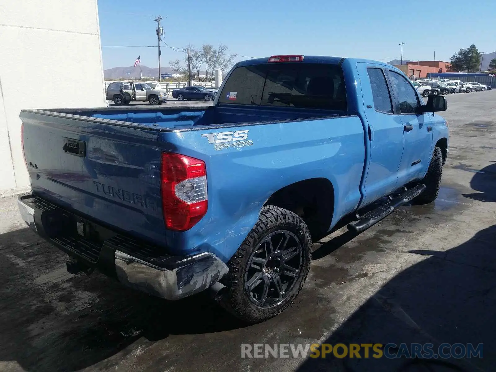 4 fotografías del automóvil dañado 5TFUW5F13KX861812 TOYOTA TUNDRA 2019