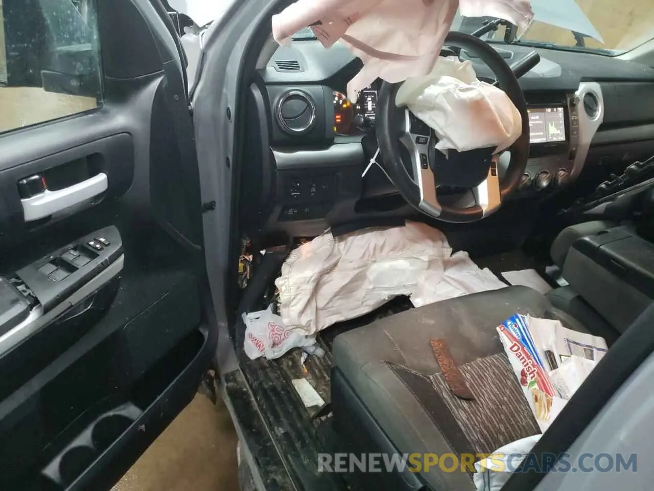 8 fotografías del automóvil dañado 5TFUW5F14KX811775 TOYOTA TUNDRA 2019