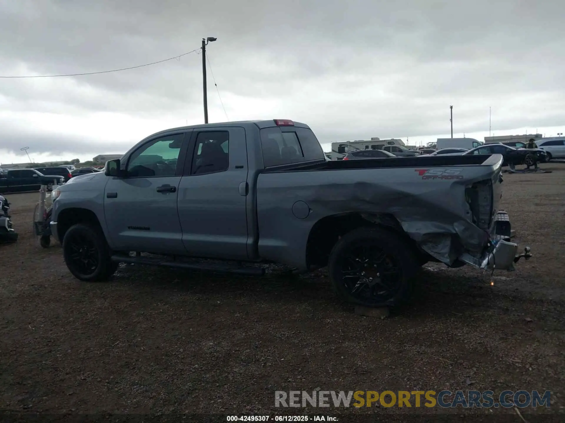 14 fotografías del automóvil dañado 5TFUW5F16KX861805 TOYOTA TUNDRA 2019