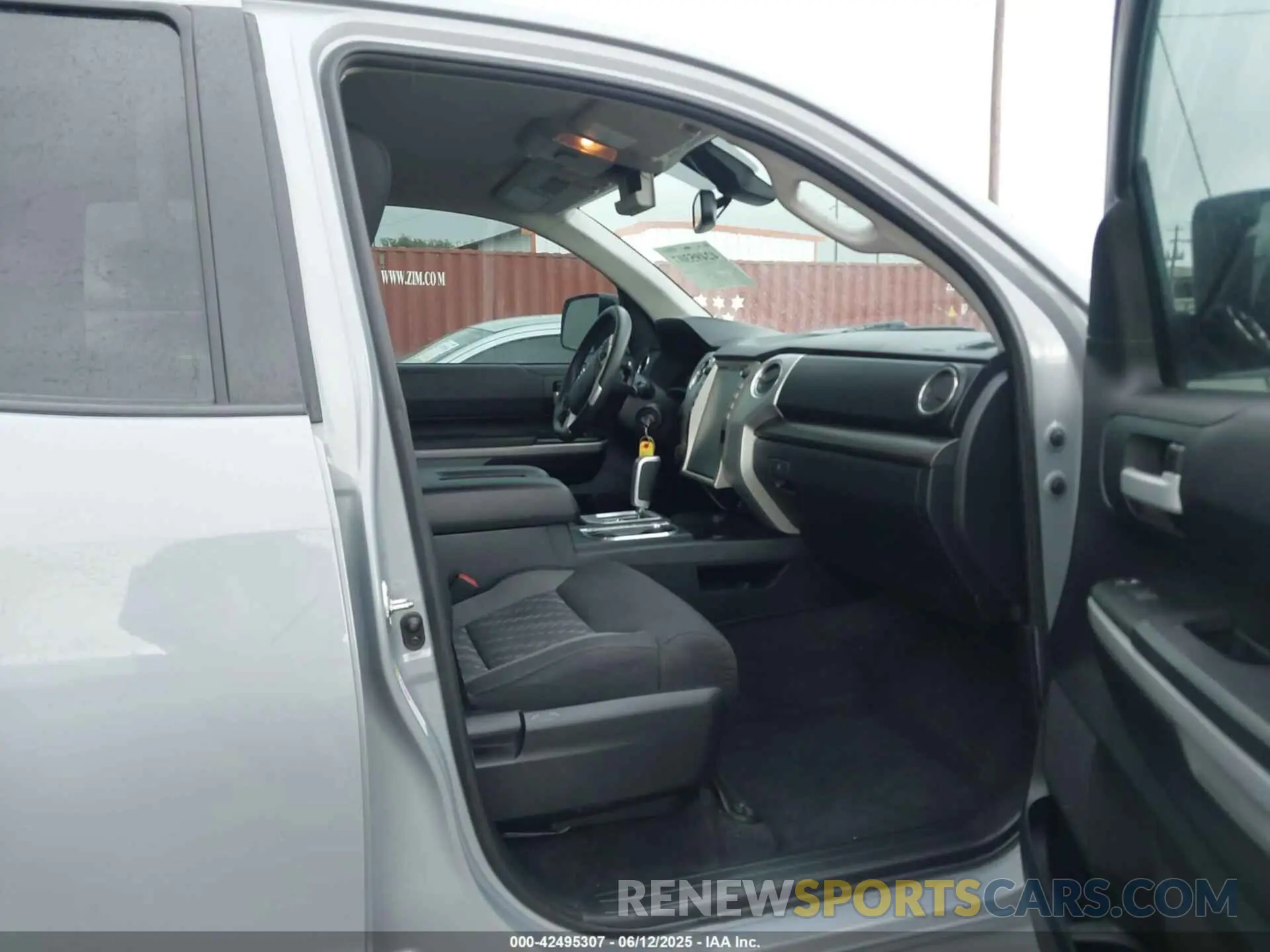 5 fotografías del automóvil dañado 5TFUW5F16KX861805 TOYOTA TUNDRA 2019