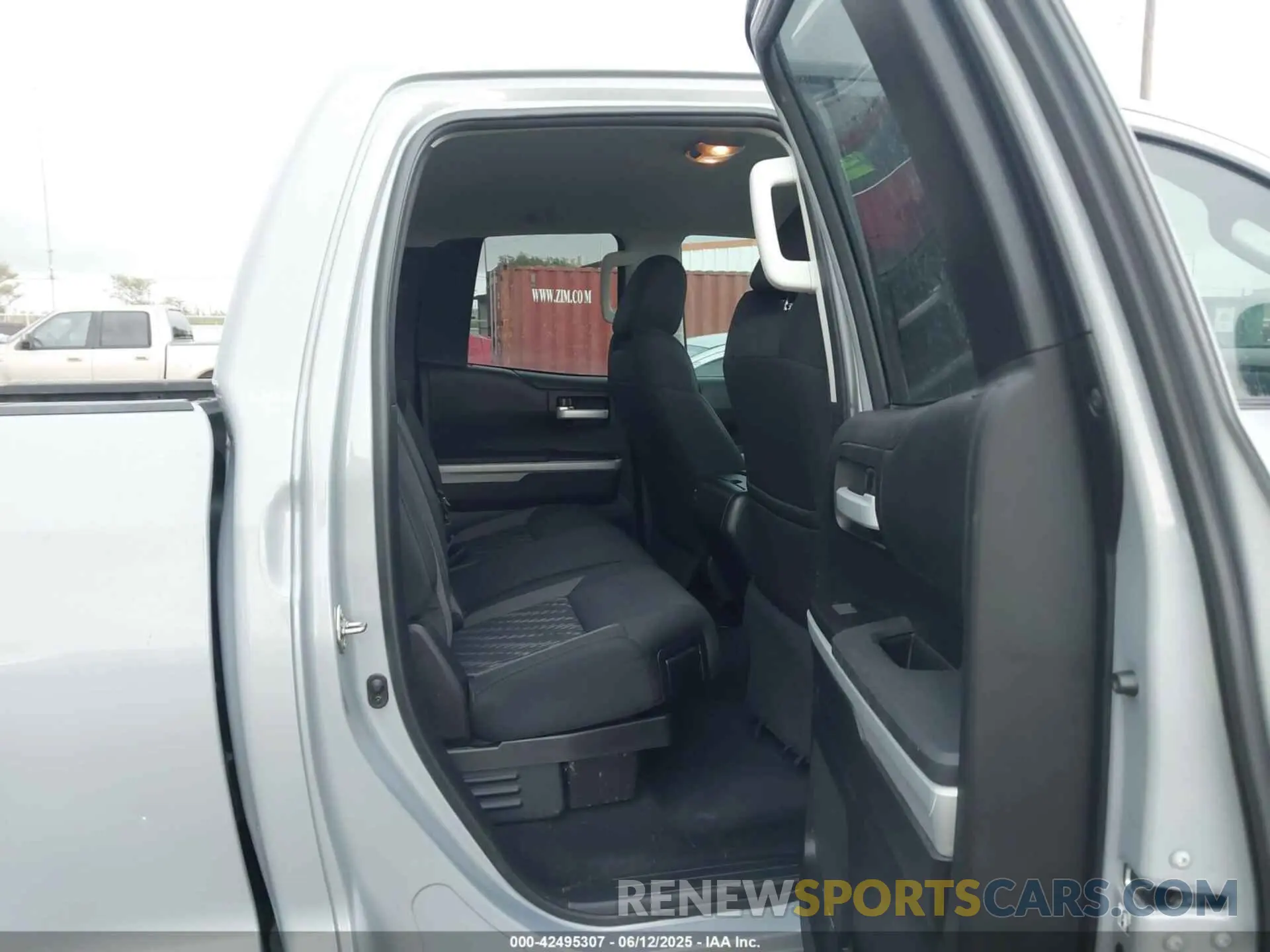 8 fotografías del automóvil dañado 5TFUW5F16KX861805 TOYOTA TUNDRA 2019
