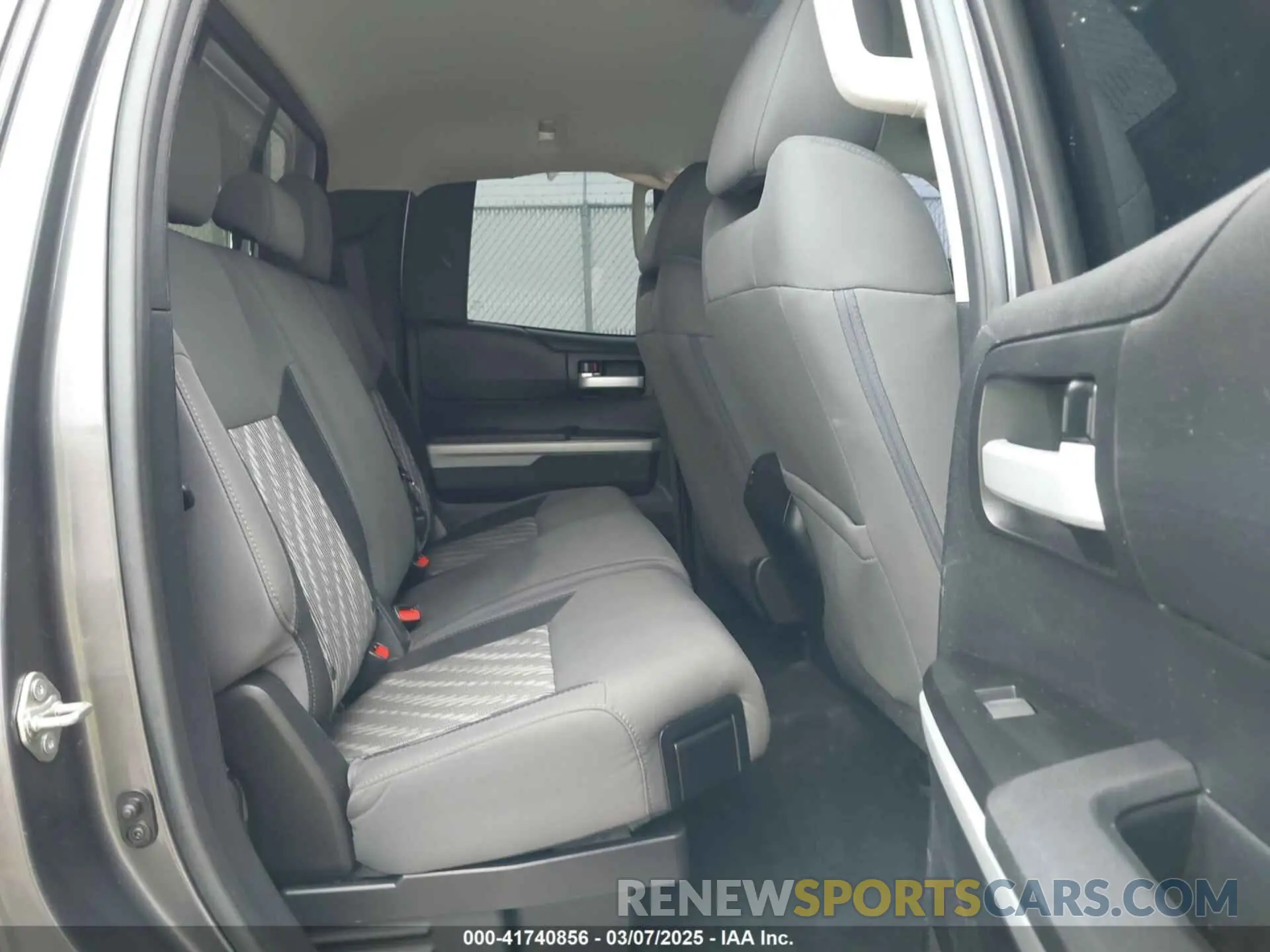 8 fotografías del automóvil dañado 5TFUW5F17KX789934 TOYOTA TUNDRA 2019