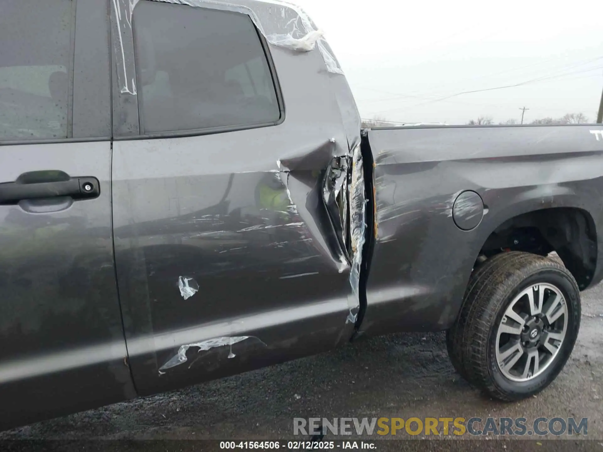 6 fotografías del automóvil dañado 5TFUW5F19KX792656 TOYOTA TUNDRA 2019