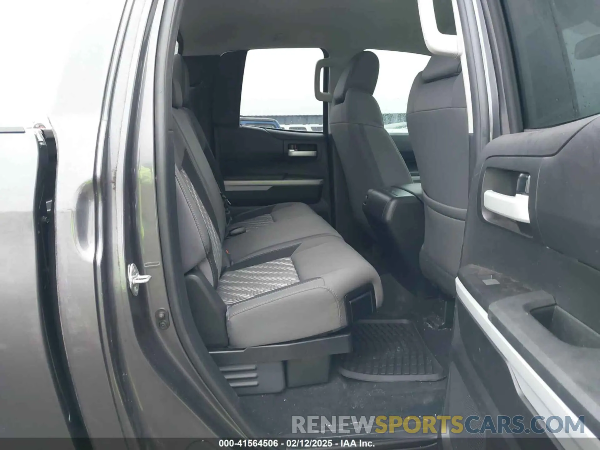 8 fotografías del automóvil dañado 5TFUW5F19KX792656 TOYOTA TUNDRA 2019