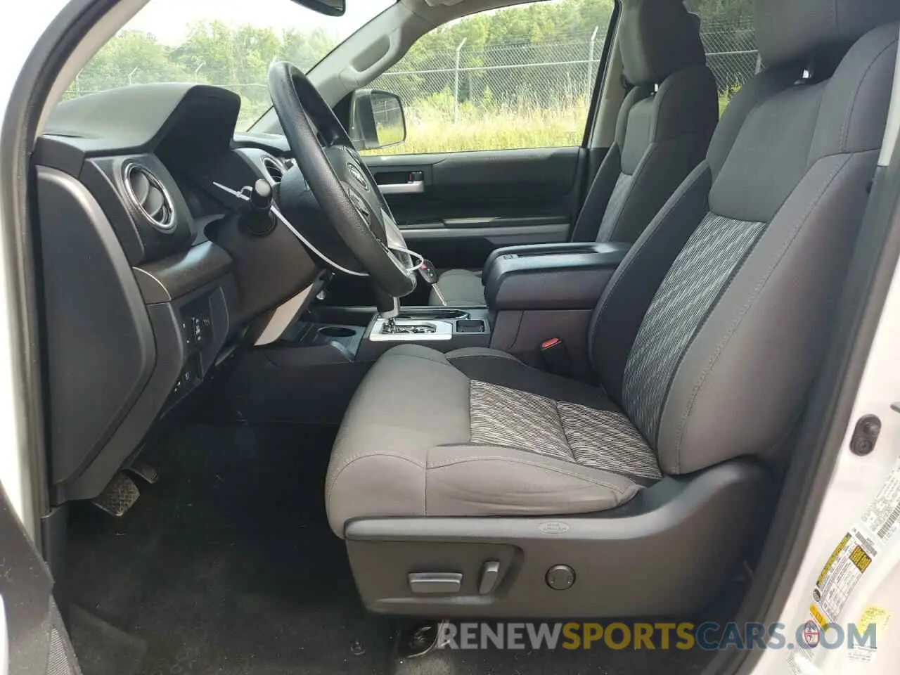 7 fotografías del automóvil dañado 5TFUY5F10KX784813 TOYOTA TUNDRA 2019
