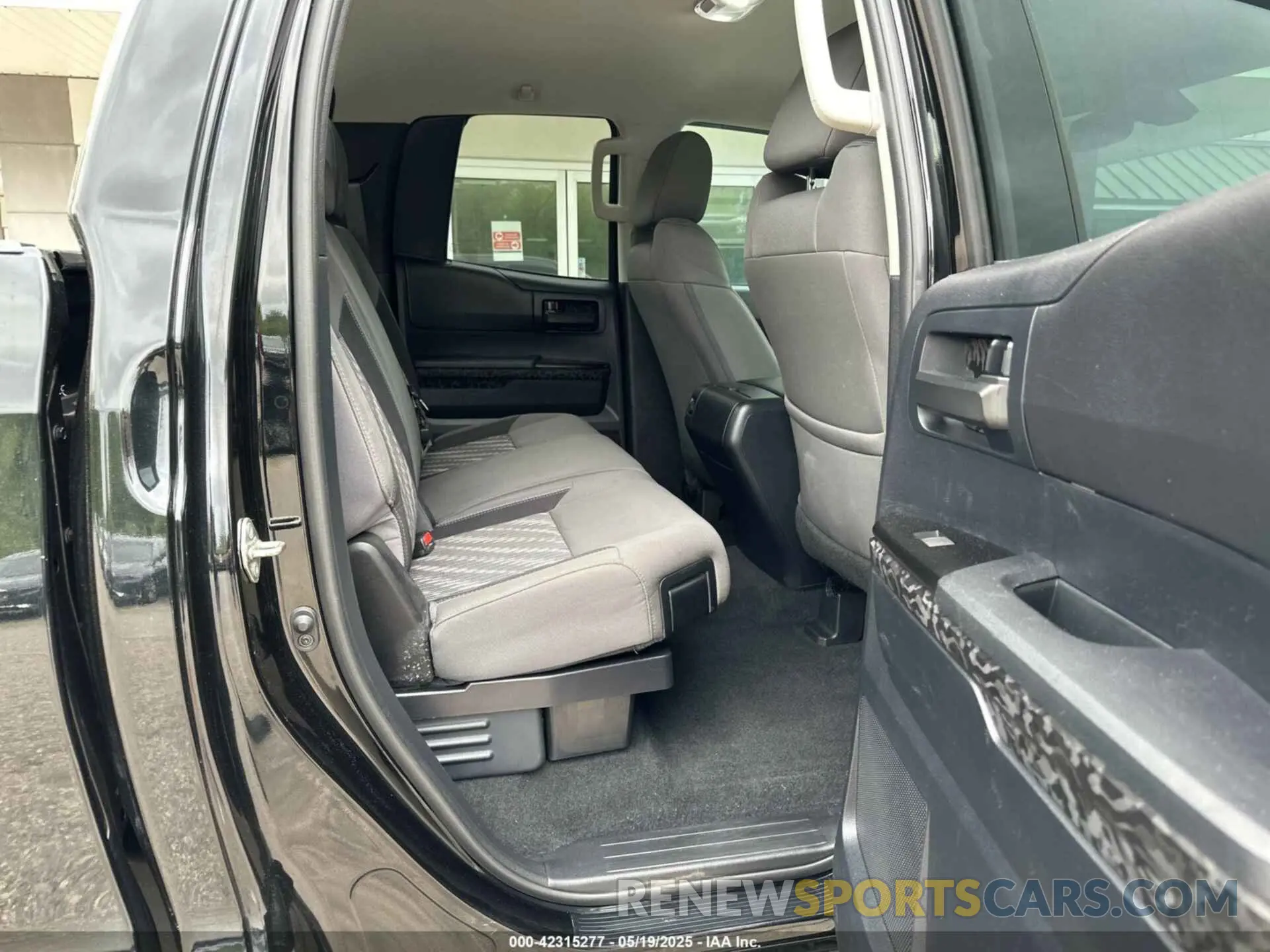 8 fotografías del automóvil dañado 5TFUY5F13KX815620 TOYOTA TUNDRA 2019