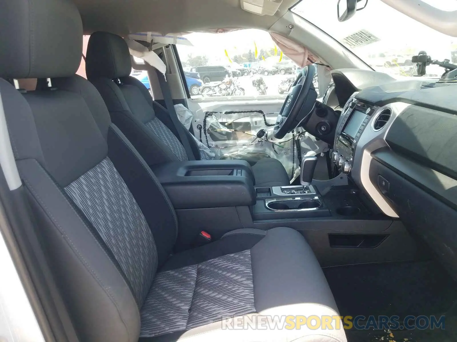 5 fotografías del automóvil dañado 5TFUY5F19KX825164 TOYOTA TUNDRA 2019
