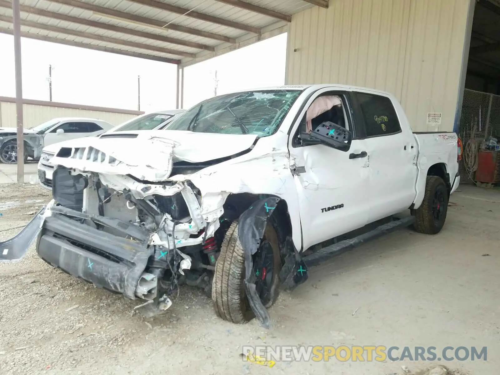 2 fotografías del automóvil dañado 5TFDY5F10LX904790 TOYOTA TUNDRA 2020
