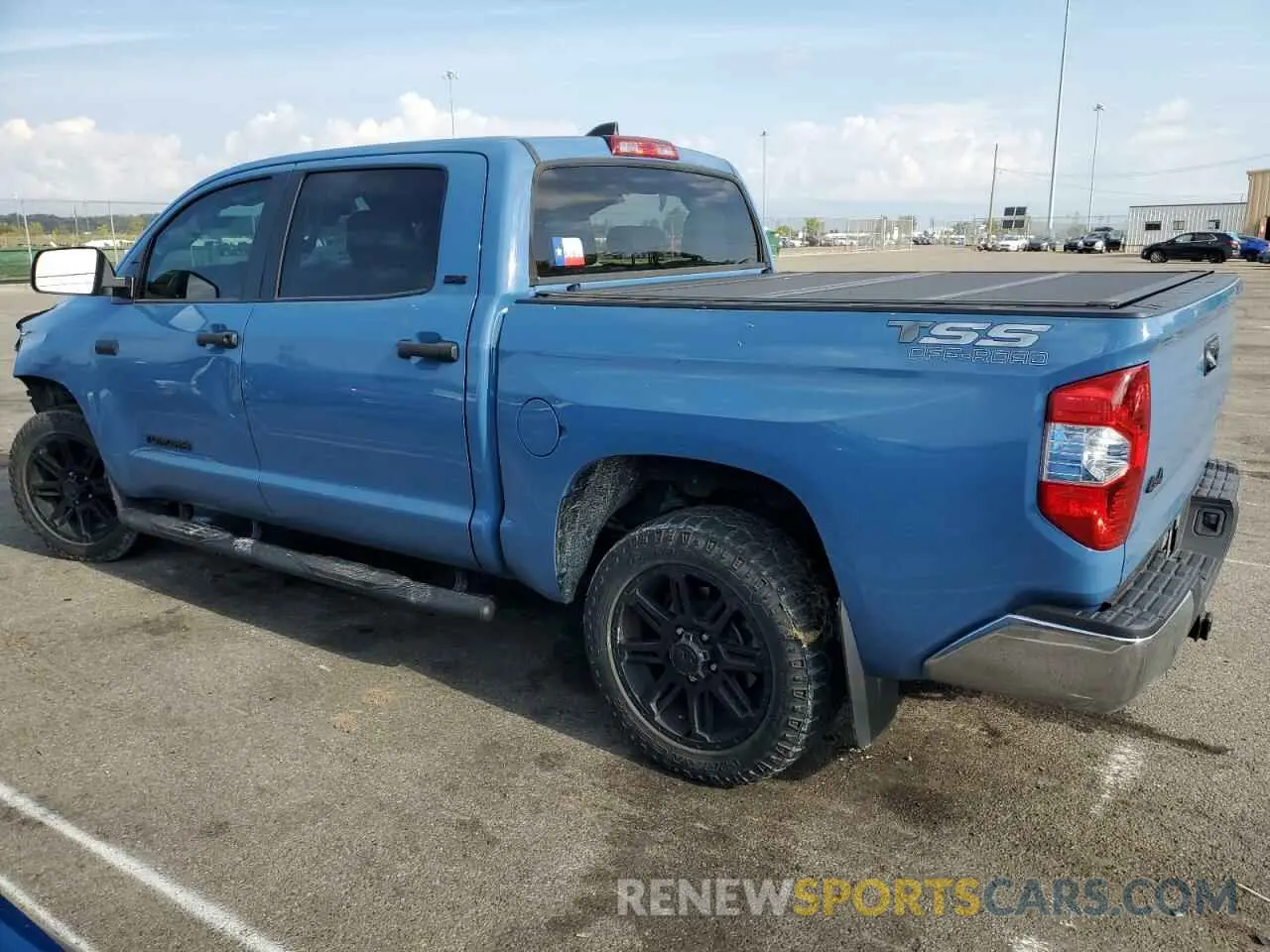 2 fotografías del automóvil dañado 5TFDY5F12LX946555 TOYOTA TUNDRA 2020