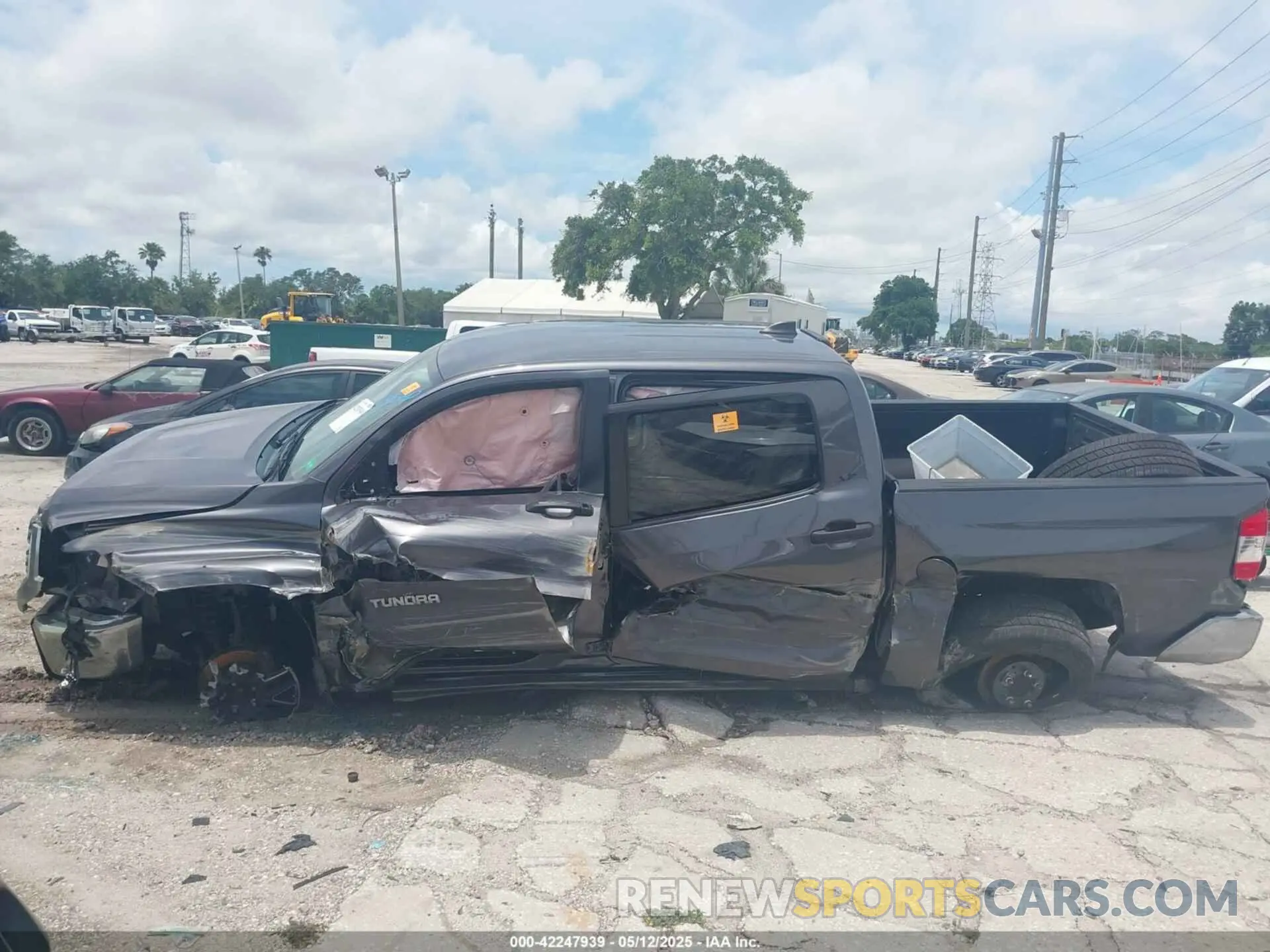 13 fotografías del automóvil dañado 5TFEY5F13LX265681 TOYOTA TUNDRA 2020